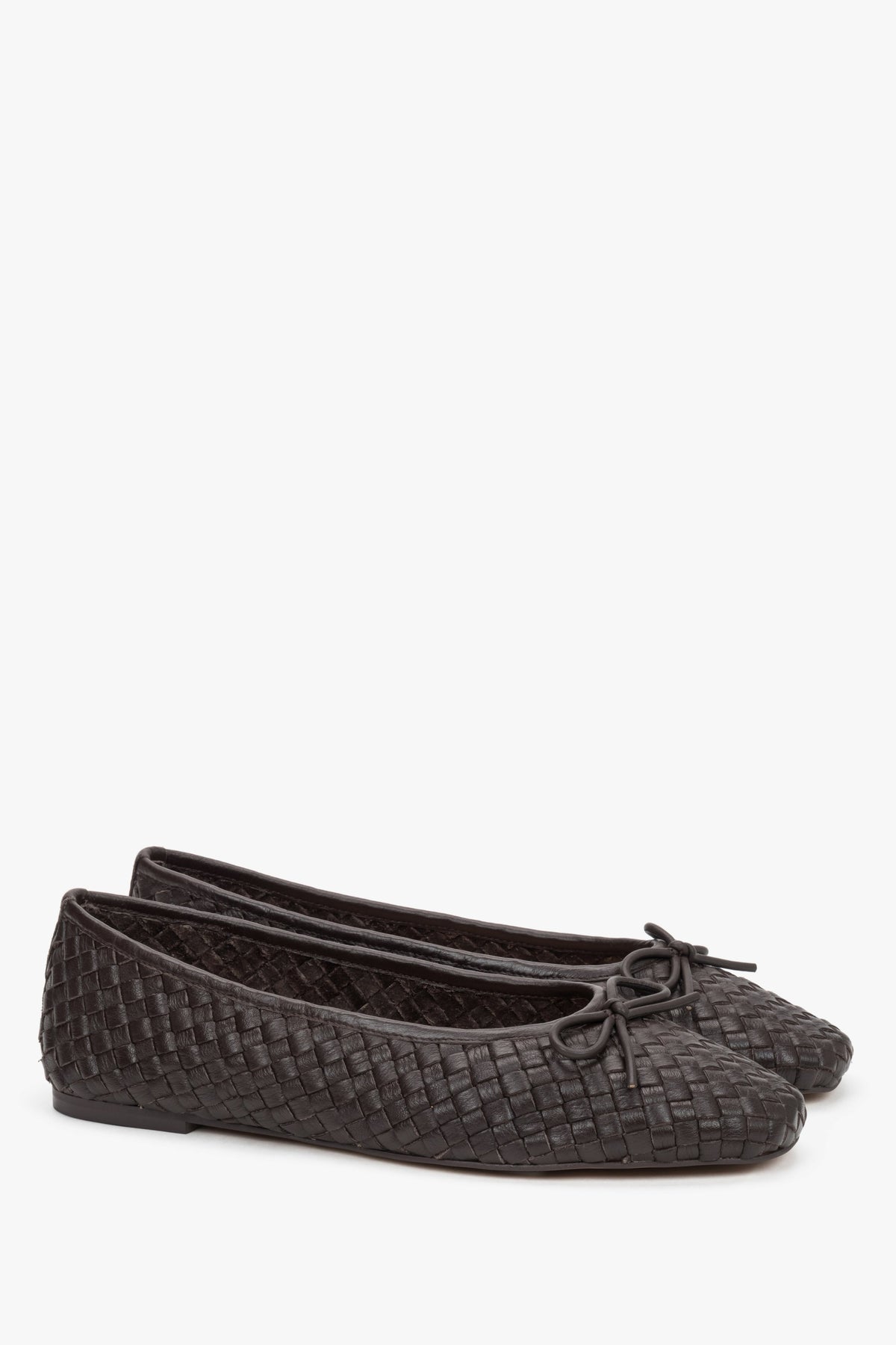 Dunkelbraune Damen-Ballerinas aus geflochtenem Leder in schräger Seitenansicht
