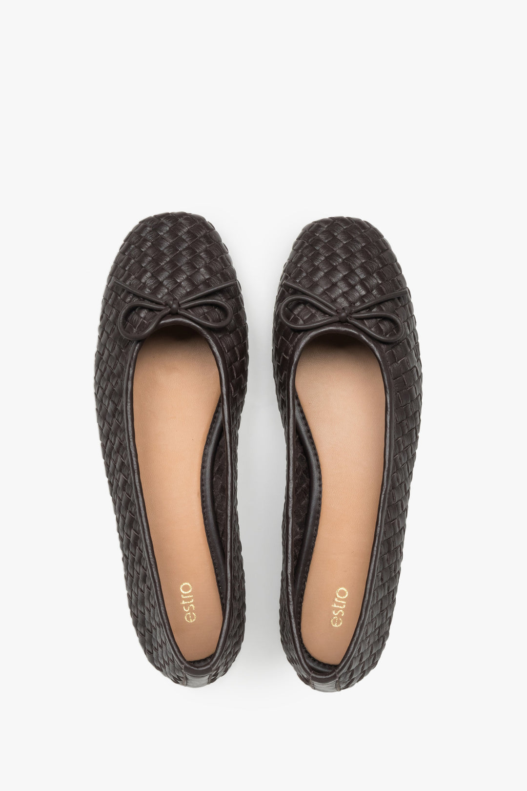 Dunkelbraune Damen-Ballerinas aus geflochtenem Leder von oben