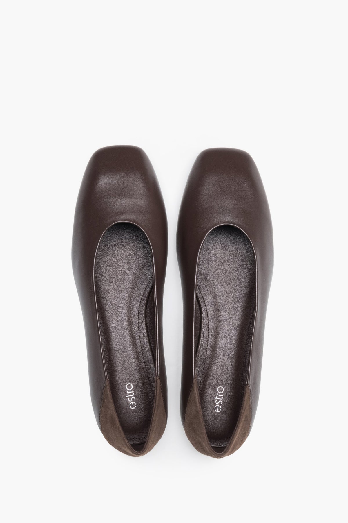 Dunkelbraune Damen-Ballerinas aus Echtleder von oben mit eckiger Schuhspitze