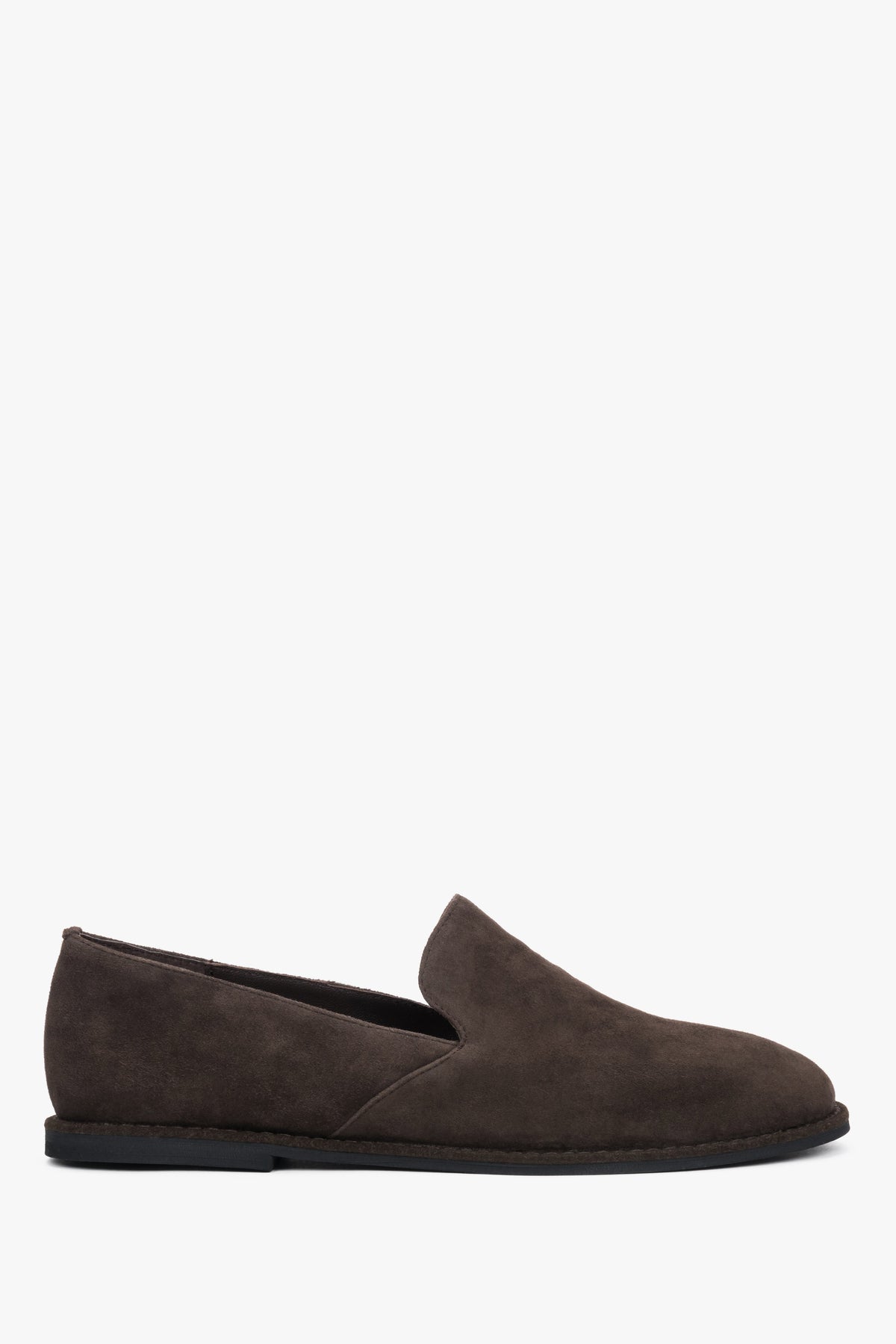 Klassisches Seitenprofil des linken Mokassins, das die völlig flache Barefoot-Sohle und die minimalistische Linie zeigt 