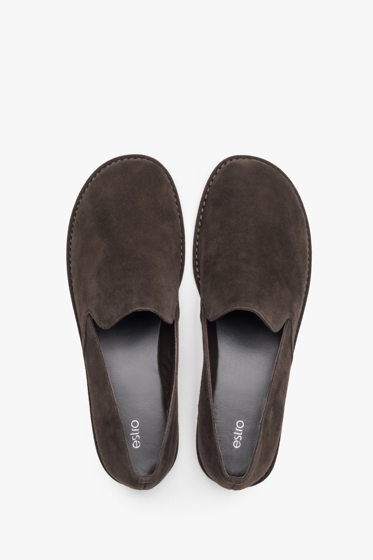 Blick von oben auf das Schuhpaar, der die anatomisch geformte Spitze und das hochwertige Chevro-Leder im Inneren hervorhebt 