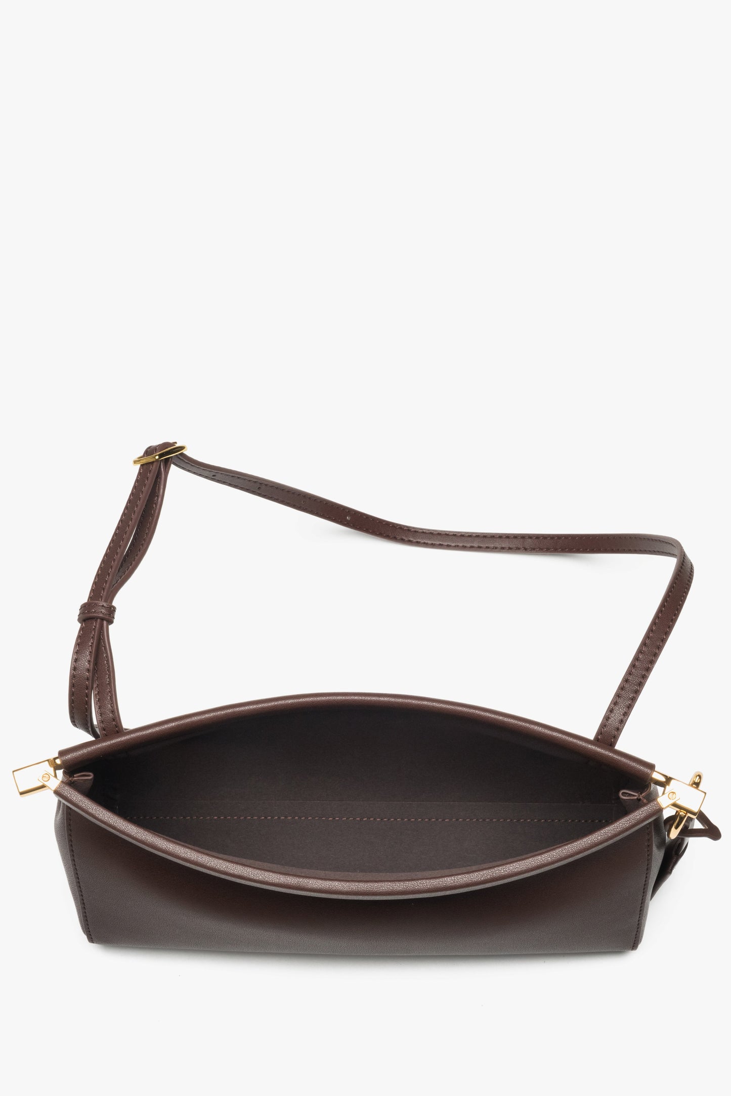 Draufsicht auf die geöffnete Beuteltasche zur Ansicht des geräumigen Innenfachs.