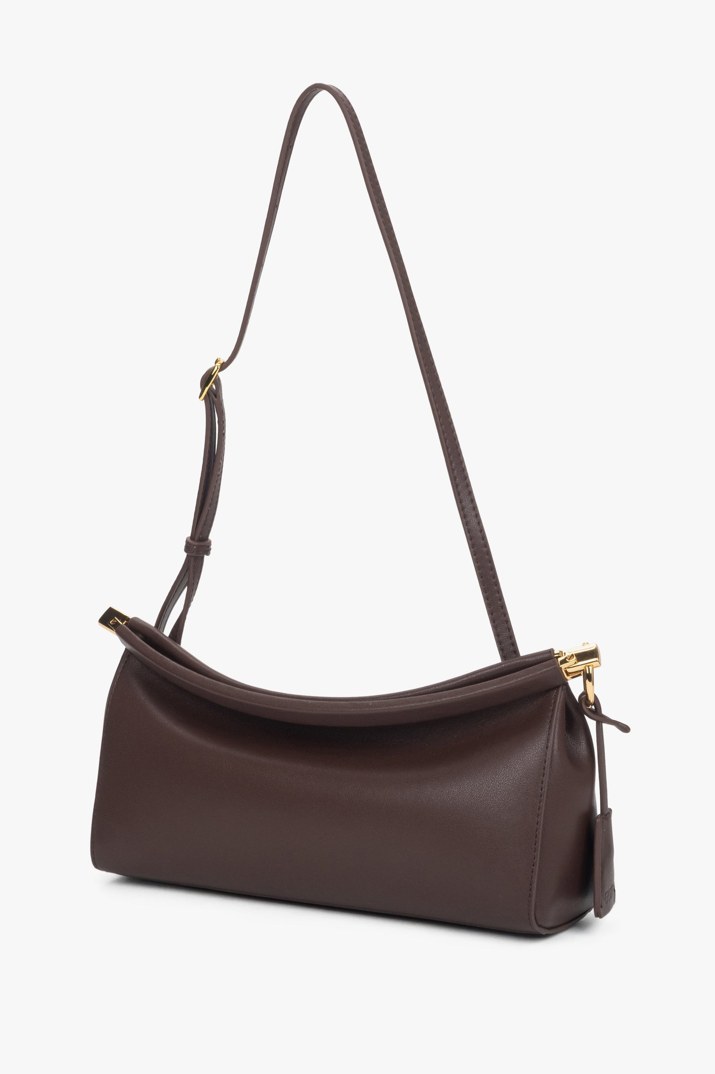 Schräge Ansicht der eleganten braunen Estro Ledertasche mit Fokus auf den Schulterriemen.