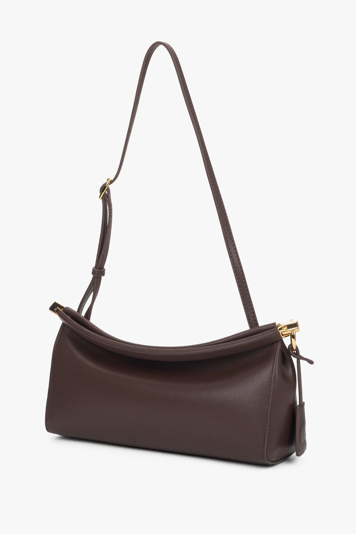 Schräge Ansicht der eleganten braunen Estro Ledertasche mit Fokus auf den Schulterriemen.
