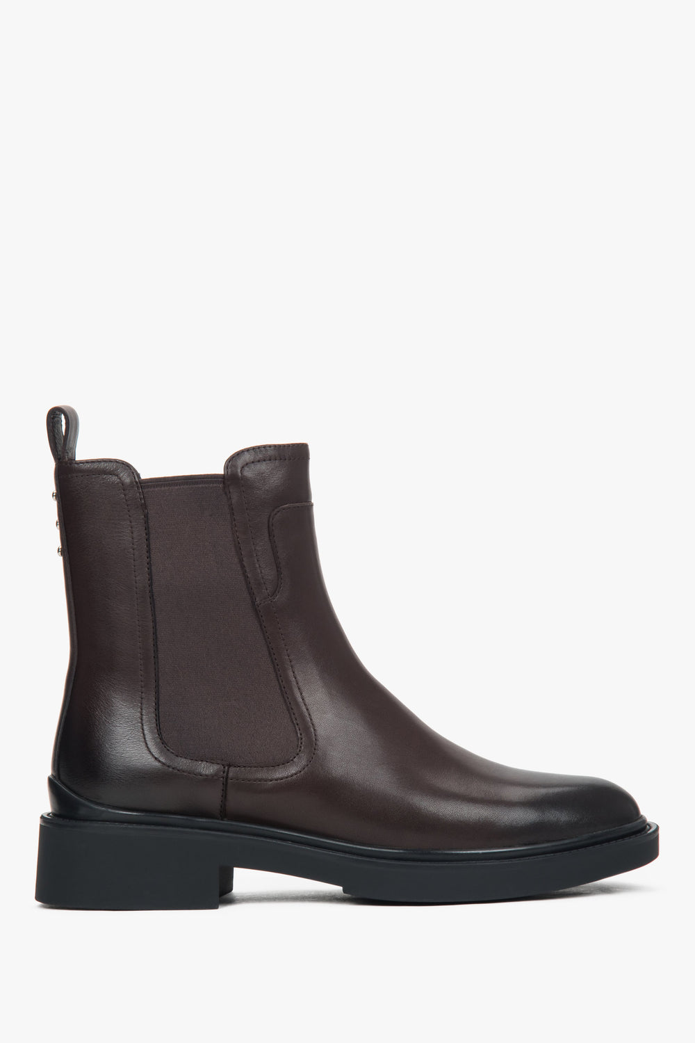 Seitenansicht der klassischen dunkelbraunen Chelsea-Boots aus glattem Echtleder mit flacher Sohle