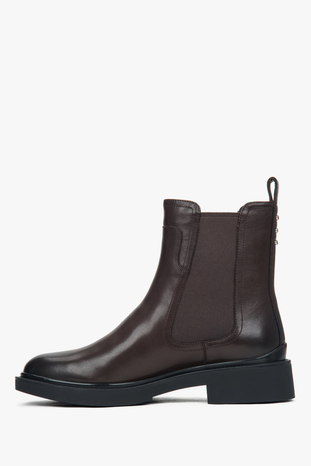 Profilansicht eines einzelnen dunkelbraunen Chelsea-Boots mit der praktischen Zuglasche am Schaft