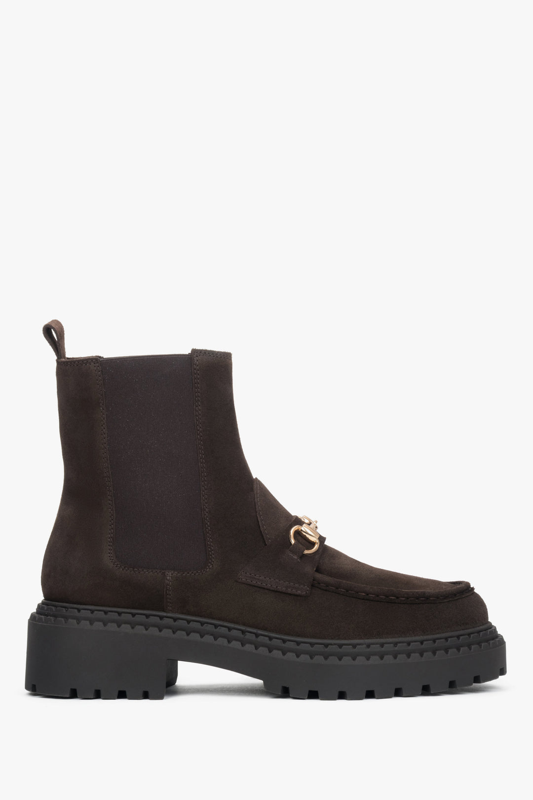 Seitenansicht der dunkelbraunen Damen-Chelsea-Boots aus Velours mit goldener Schnalle am Knöchel