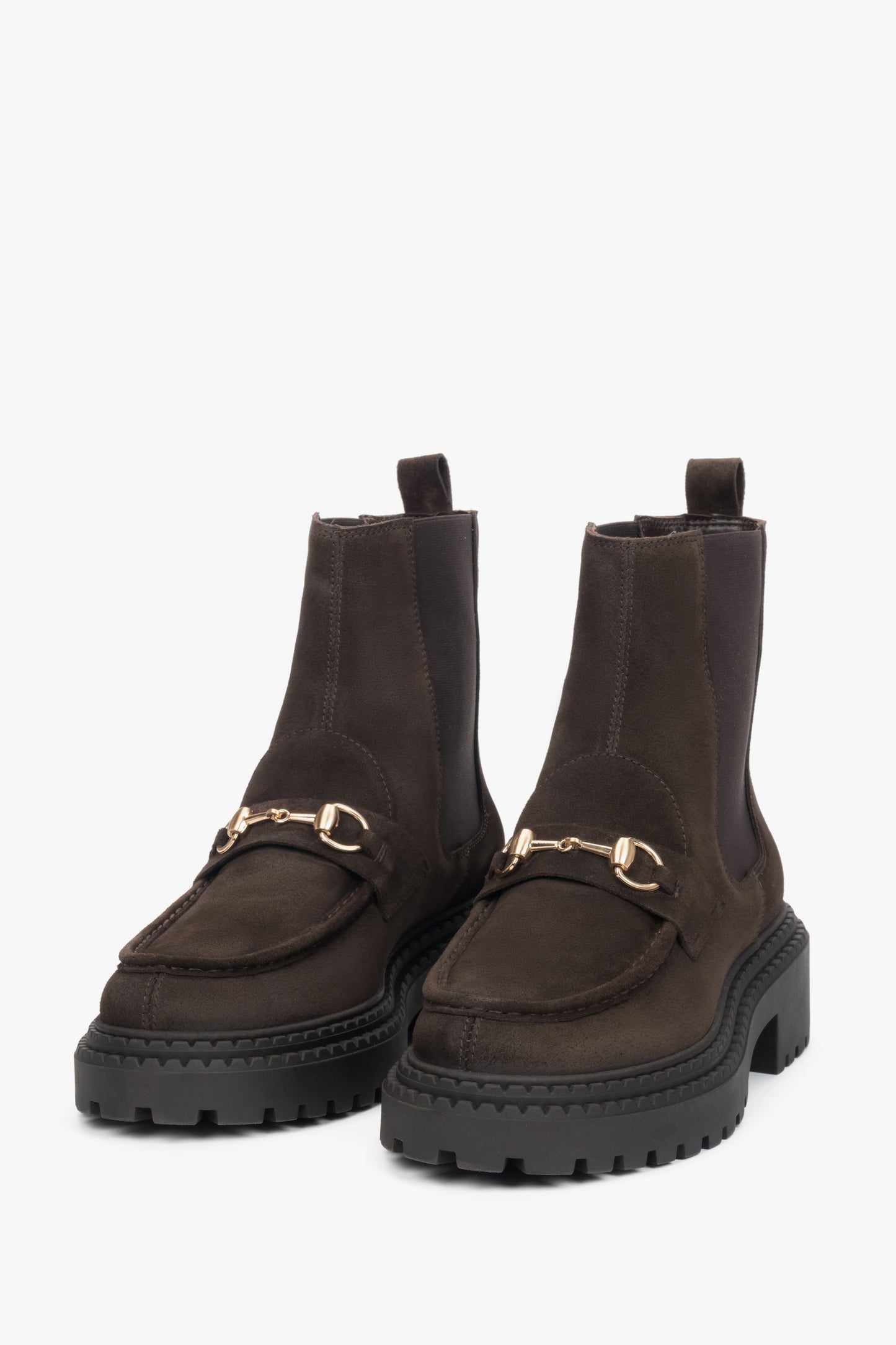 Frontansicht der dunkelbraunen Damen-Chelsea-Boots aus Velours mit goldener Schnalle am Knöchel