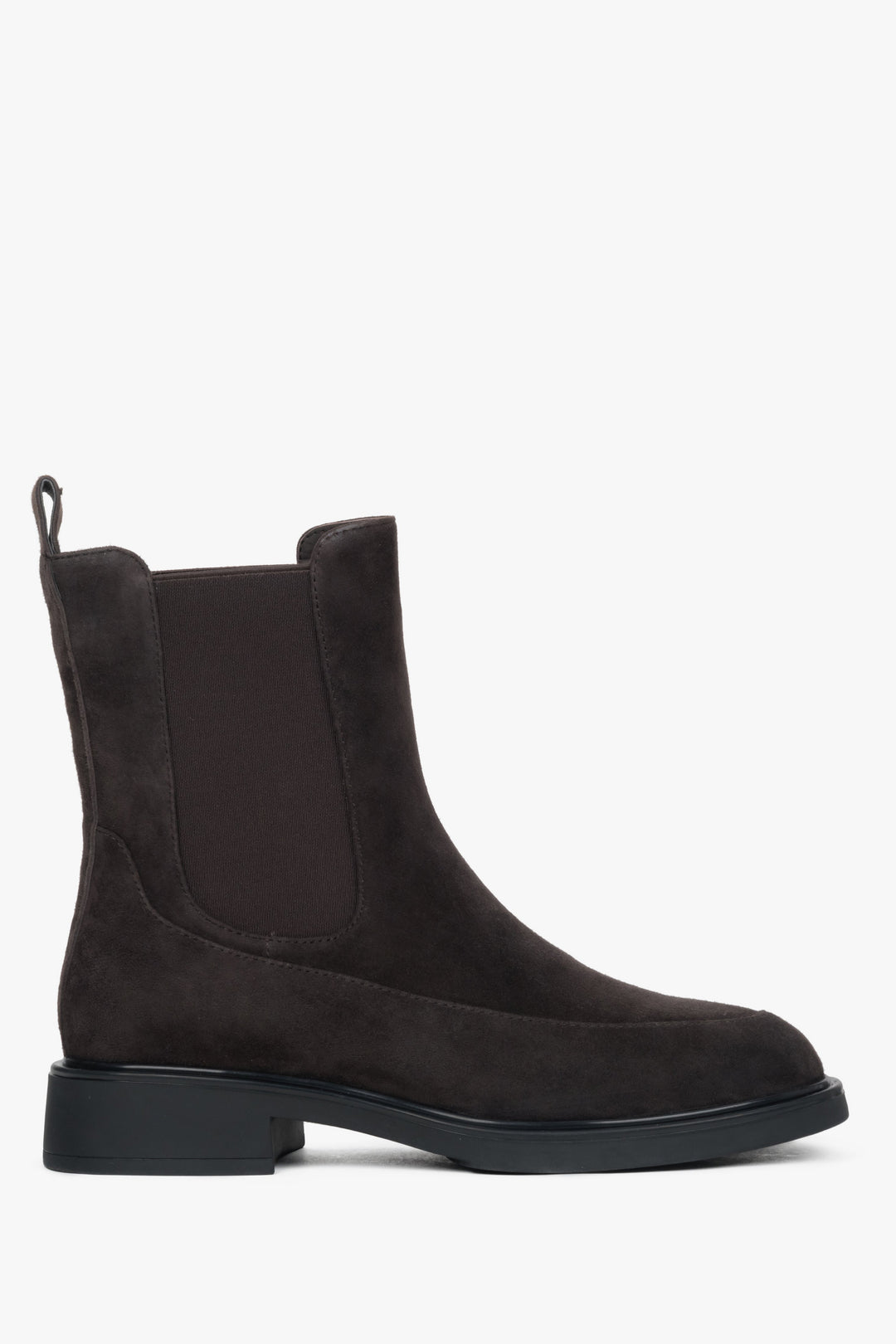 Flache Profilansicht der Außenseite des dunkelbraunen Velours-Chelsea-Boots mit flachem Absatz