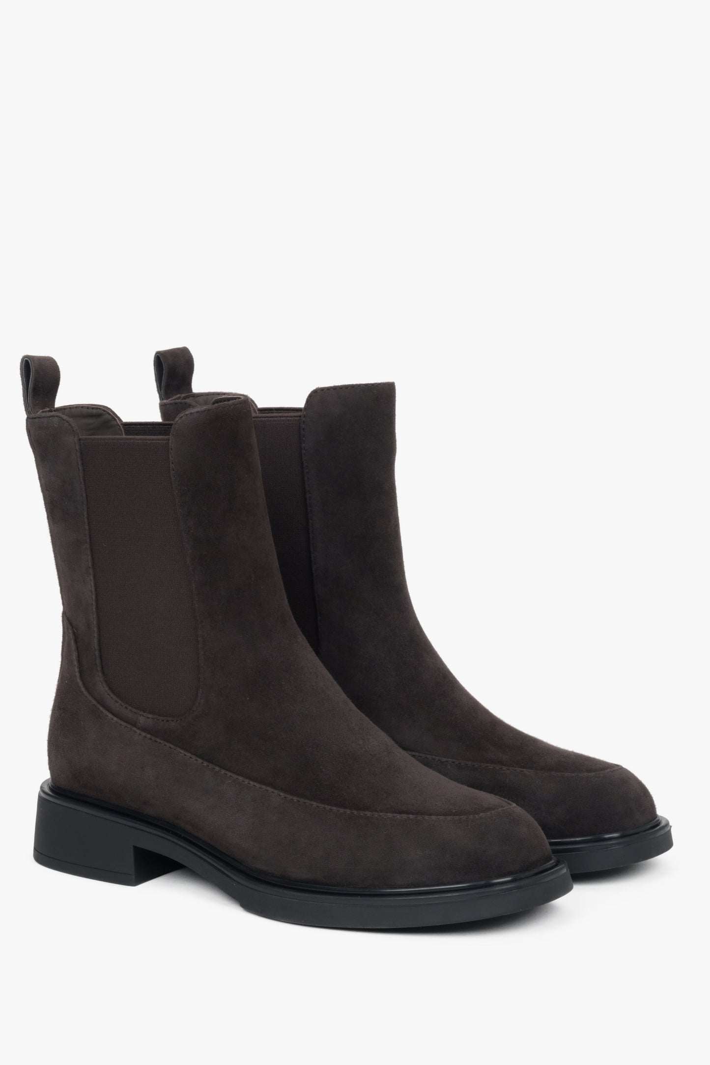 Schrägansicht des Chelsea-Boot-Paares zur Veranschaulichung der elastischen Einsätze und Silhouette