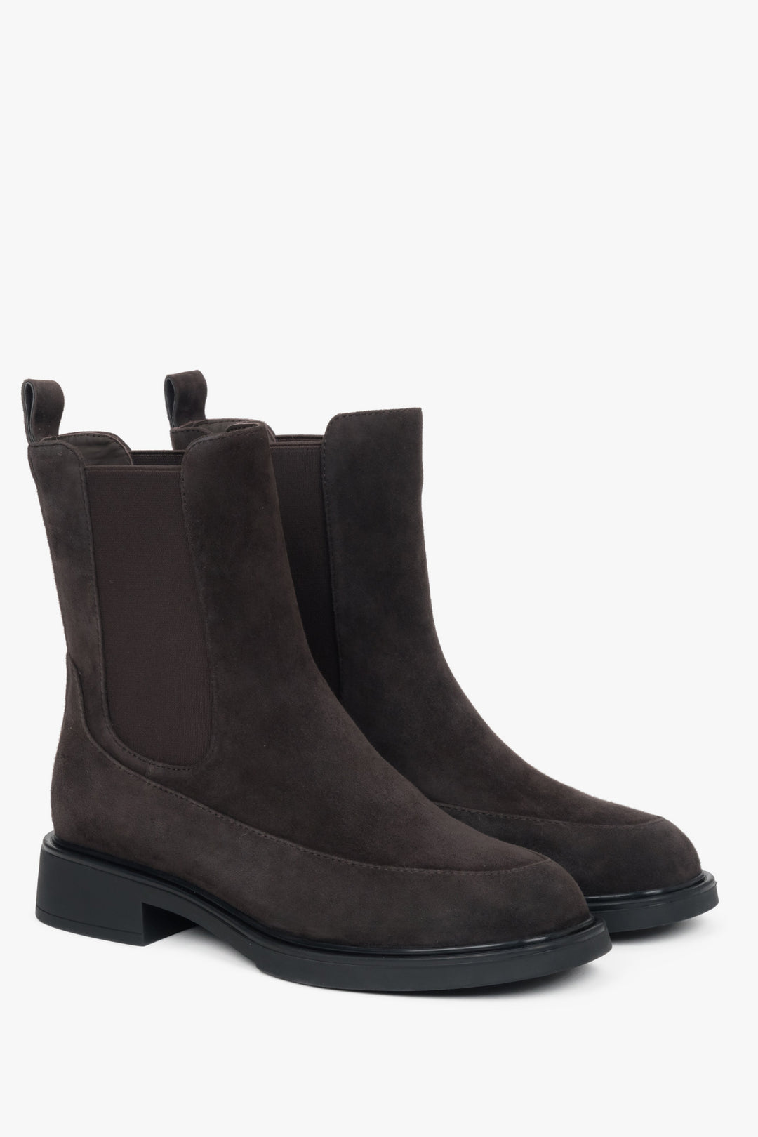 Schrägansicht des Chelsea-Boot-Paares zur Veranschaulichung der elastischen Einsätze und Silhouette