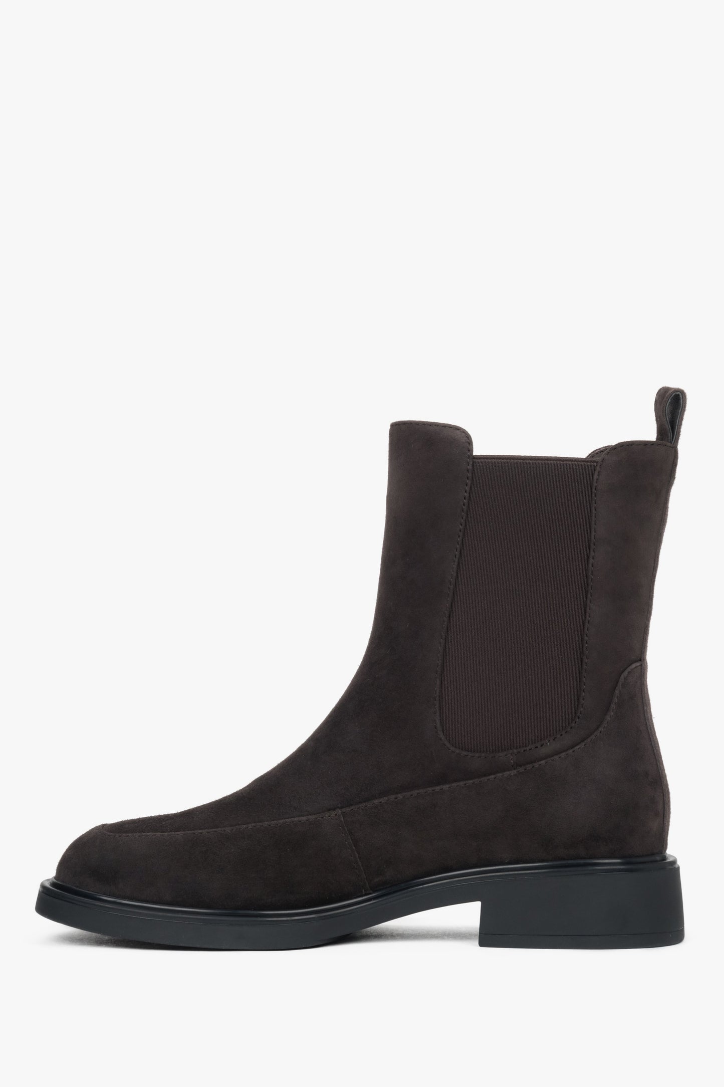 Flache Profilansicht der Innenseite der klassischen Stiefelette