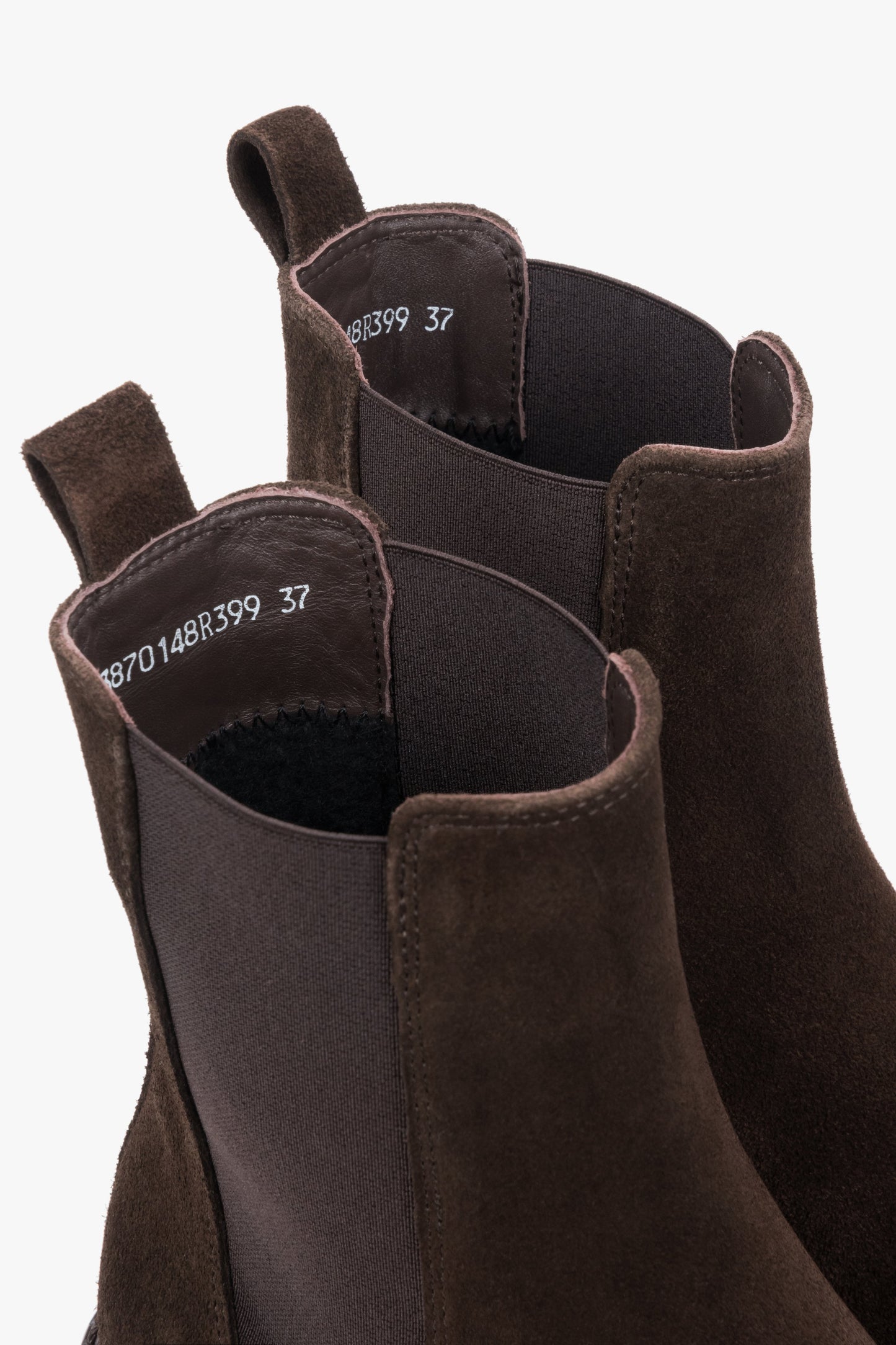 Nahaufnahme der Fersenpartie und der praktischen Zuglasche der dunkelbraunen Chelsea-Boots 