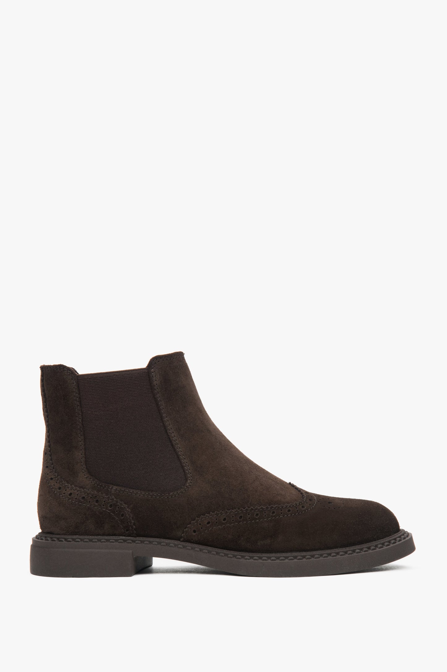 Flache Seitenansicht der braunen Damen-Chelsea-Boots mit dekorativer Perforation