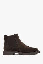 Flache Seitenansicht der braunen Damen-Chelsea-Boots mit dekorativer Perforation