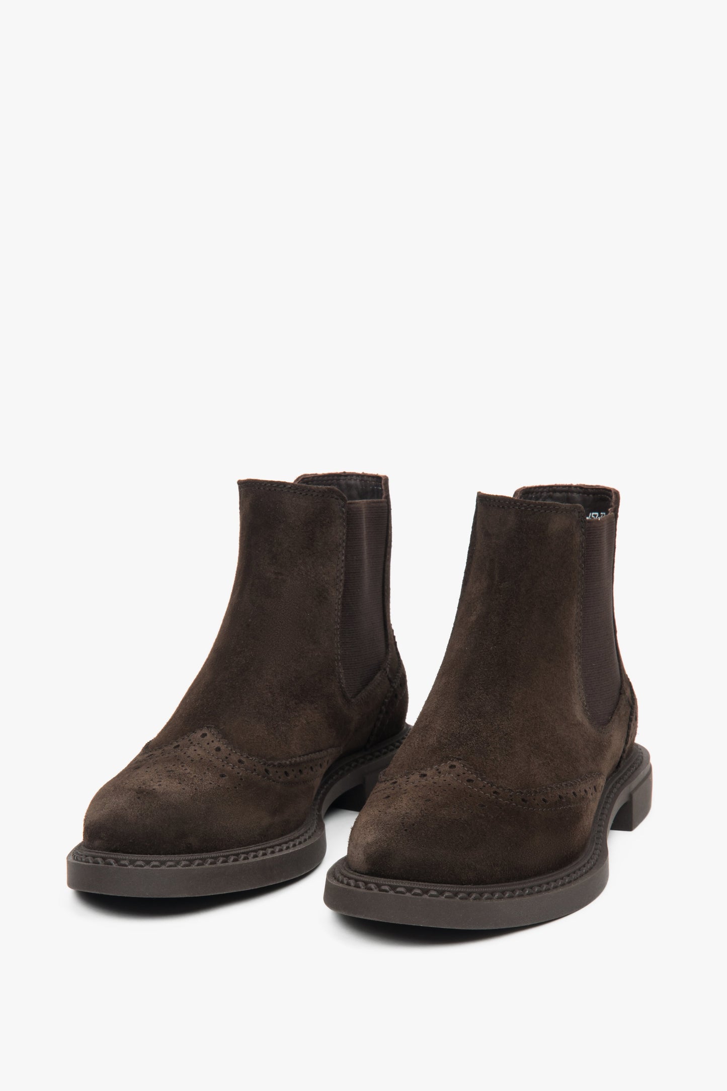 Frontale Schrägansicht der braunen Velours-Boots