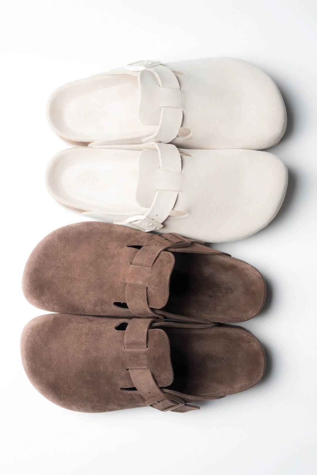 Zwei Paar Damen-Clogs in Braun und Weiß in der gemeinsamen Ansicht.