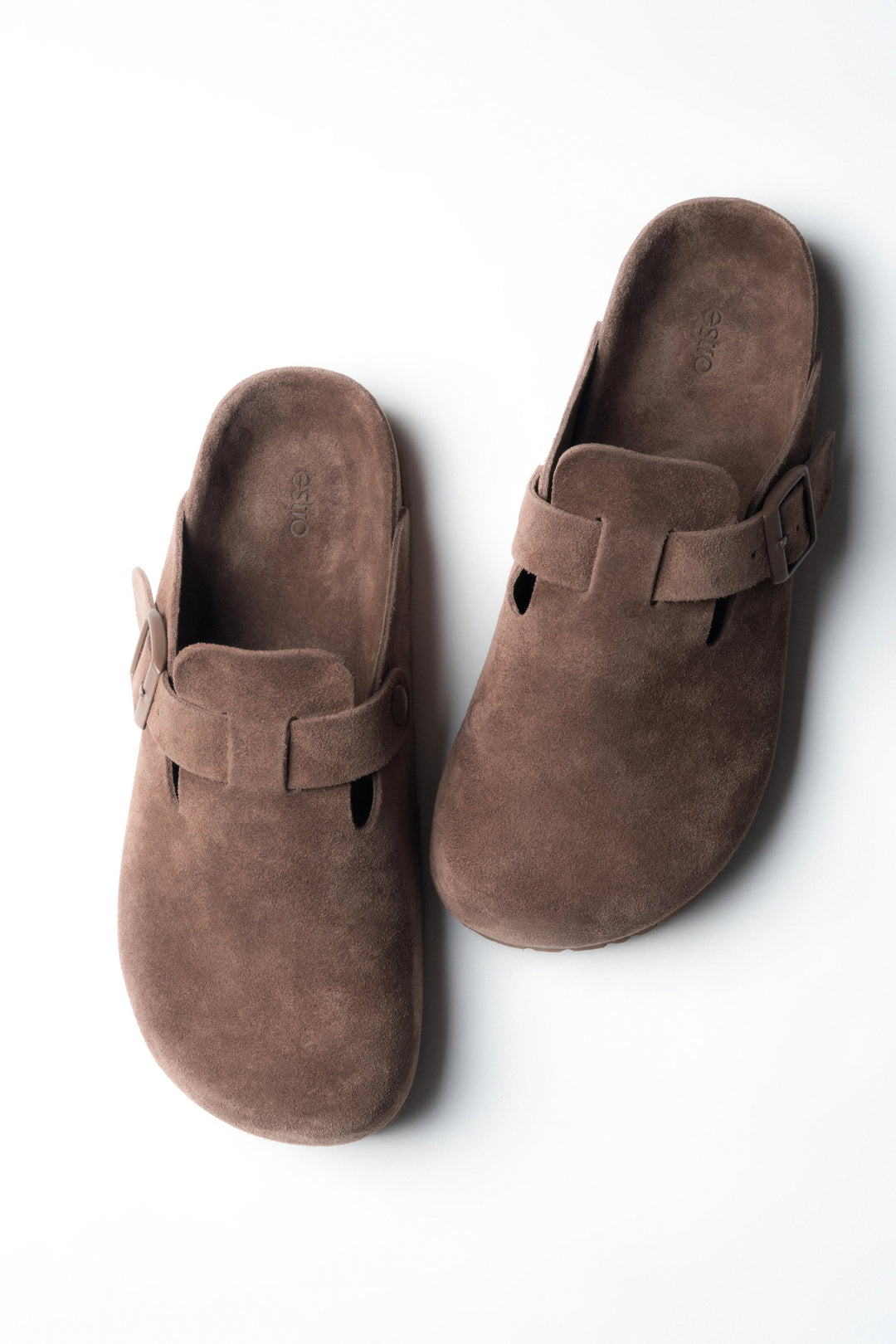 Draufsicht auf das Paar dunkelbrauner Damen-Mules im Clog-Stil aus Velours.