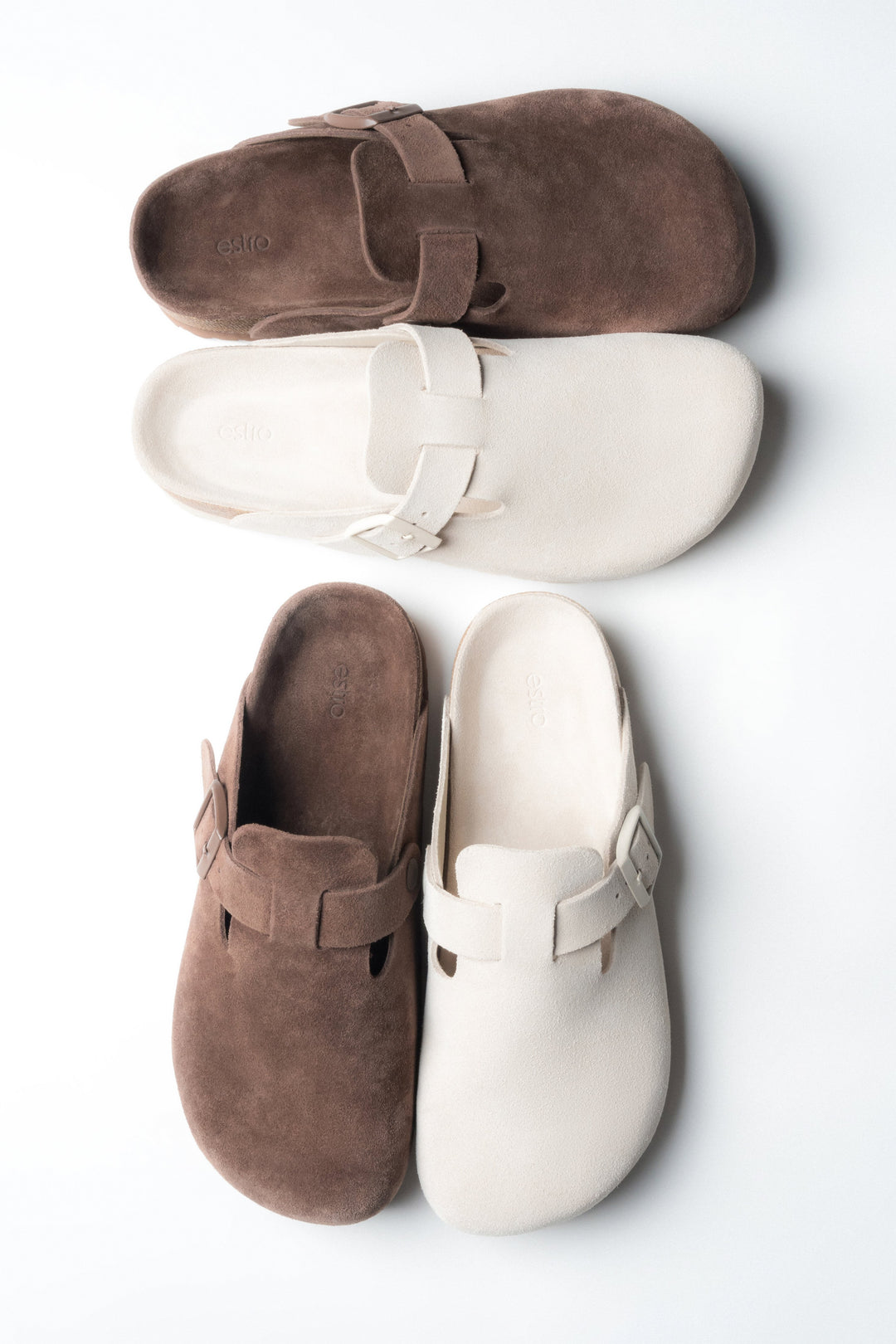 Kombination aus dunkelbraunen und weißen Damen-Clogs aus Naturvelours.