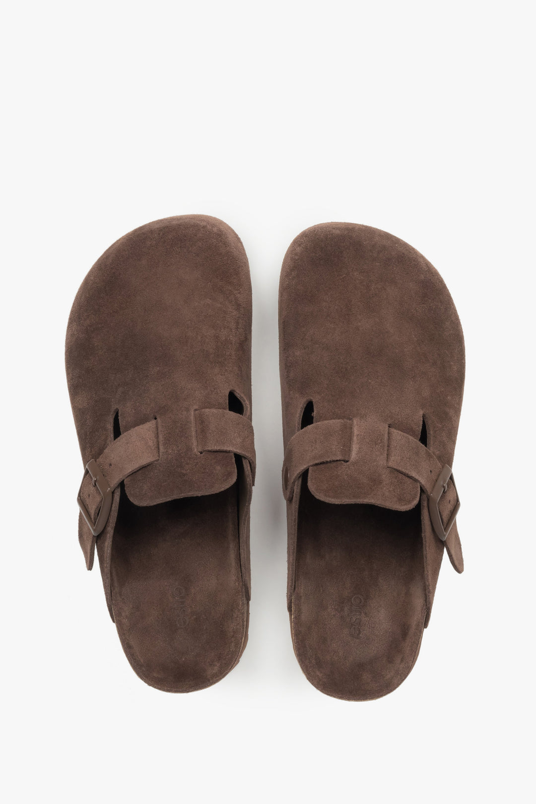 Draufansicht der dunkelbraunen Velours-Clogs mit verstellbarer Schnalle.