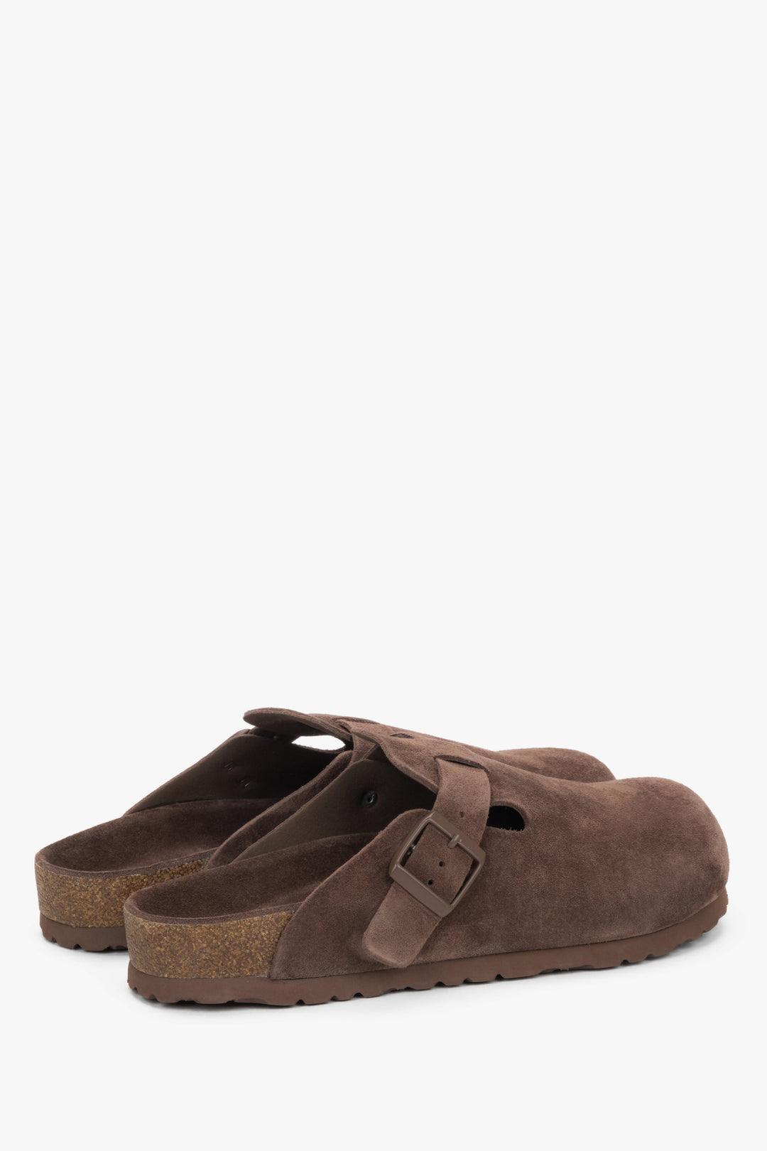 Profilansicht der dunkelbraunen Damen-Mules mit geschlossener Zehenpartie.