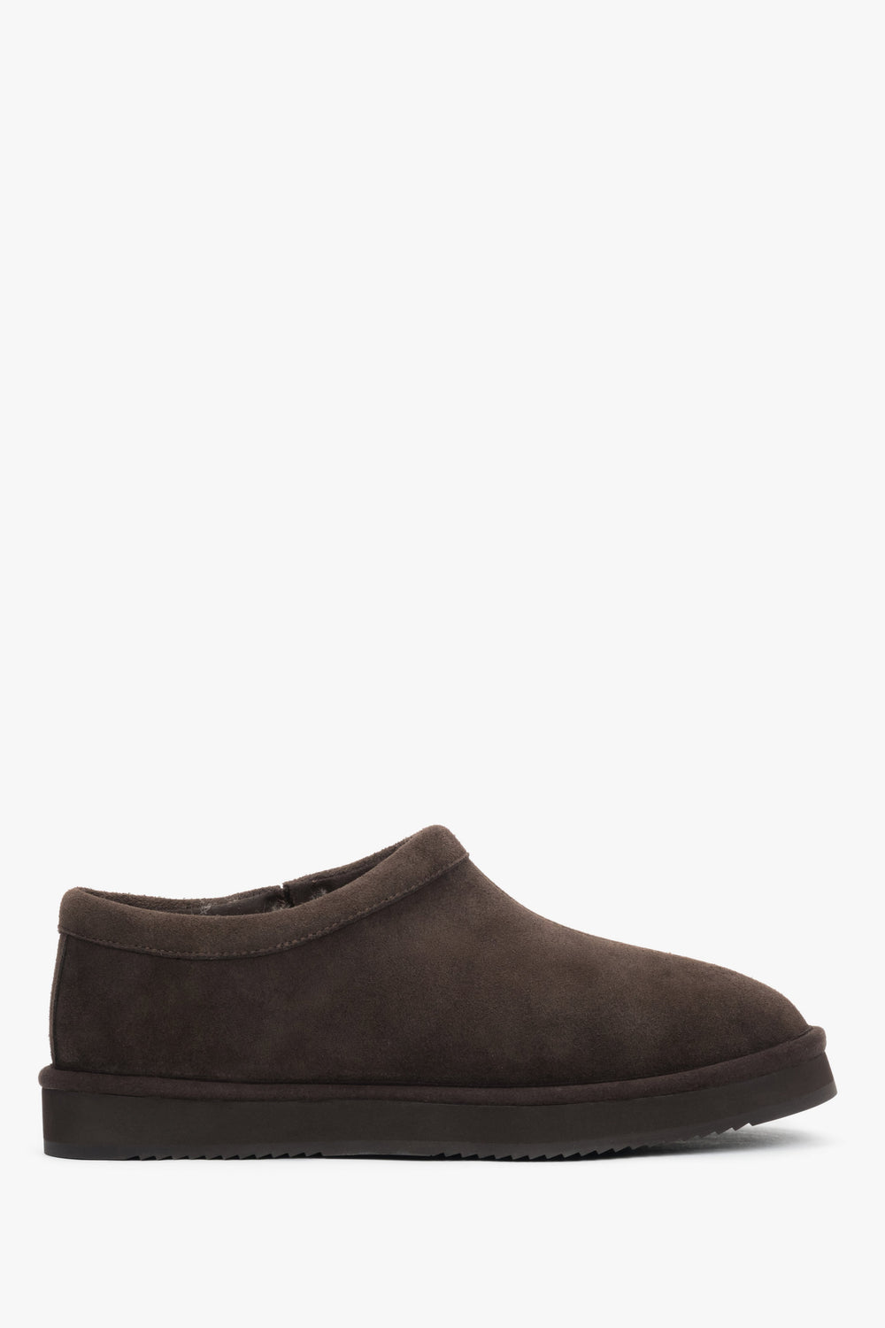 Flache Seitenansicht der dunkelbraunen Damen-Clogs aus Velours mit Plateau