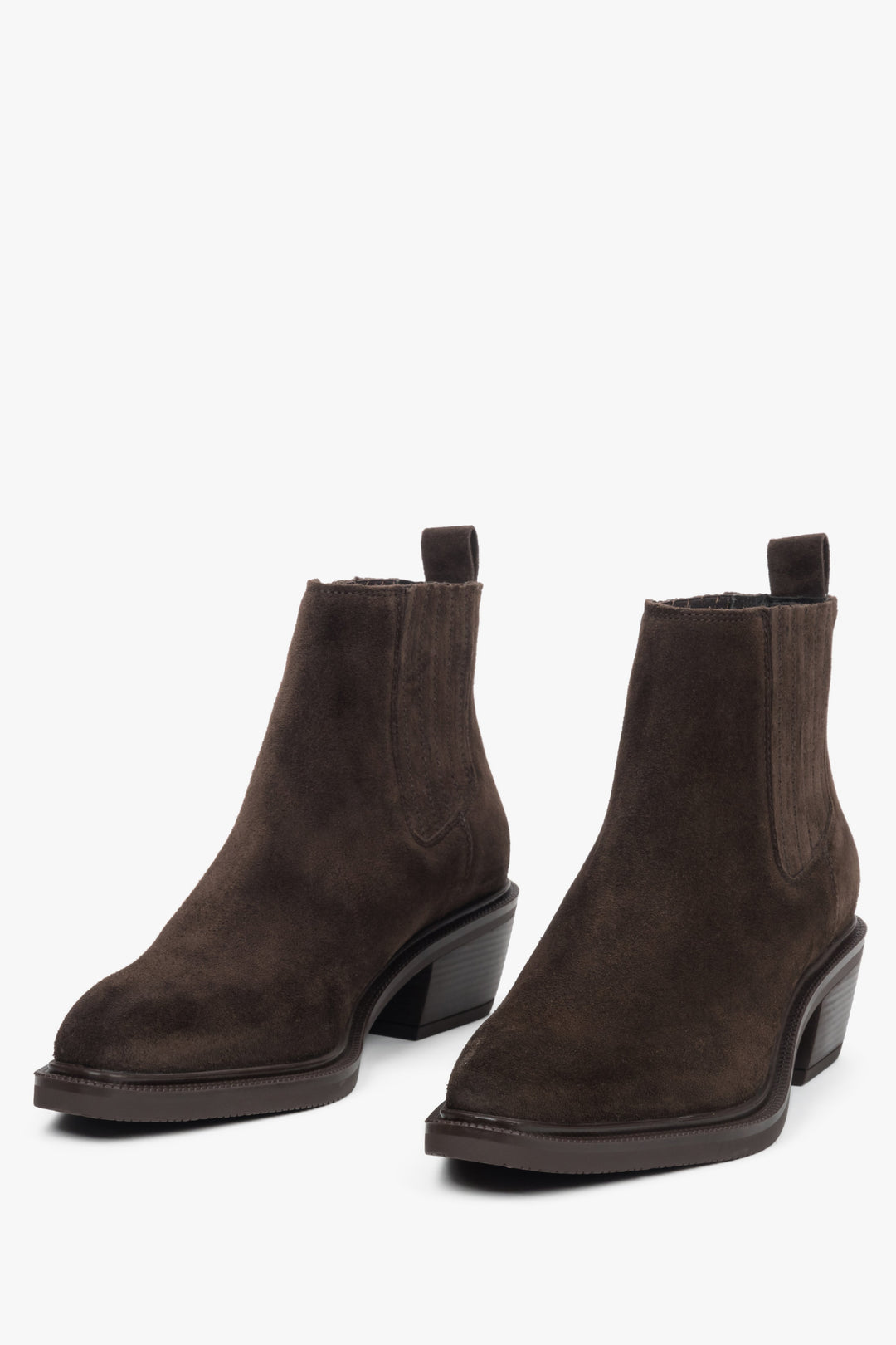 Frontale Schrägansicht der Cowboystiefel zur Veranschaulichung der schmalen Silhouette