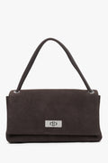 Dunkelbraune Damen-Crossbody-Bag aus echtem Velours in Frontansicht mit kurzem Henkel