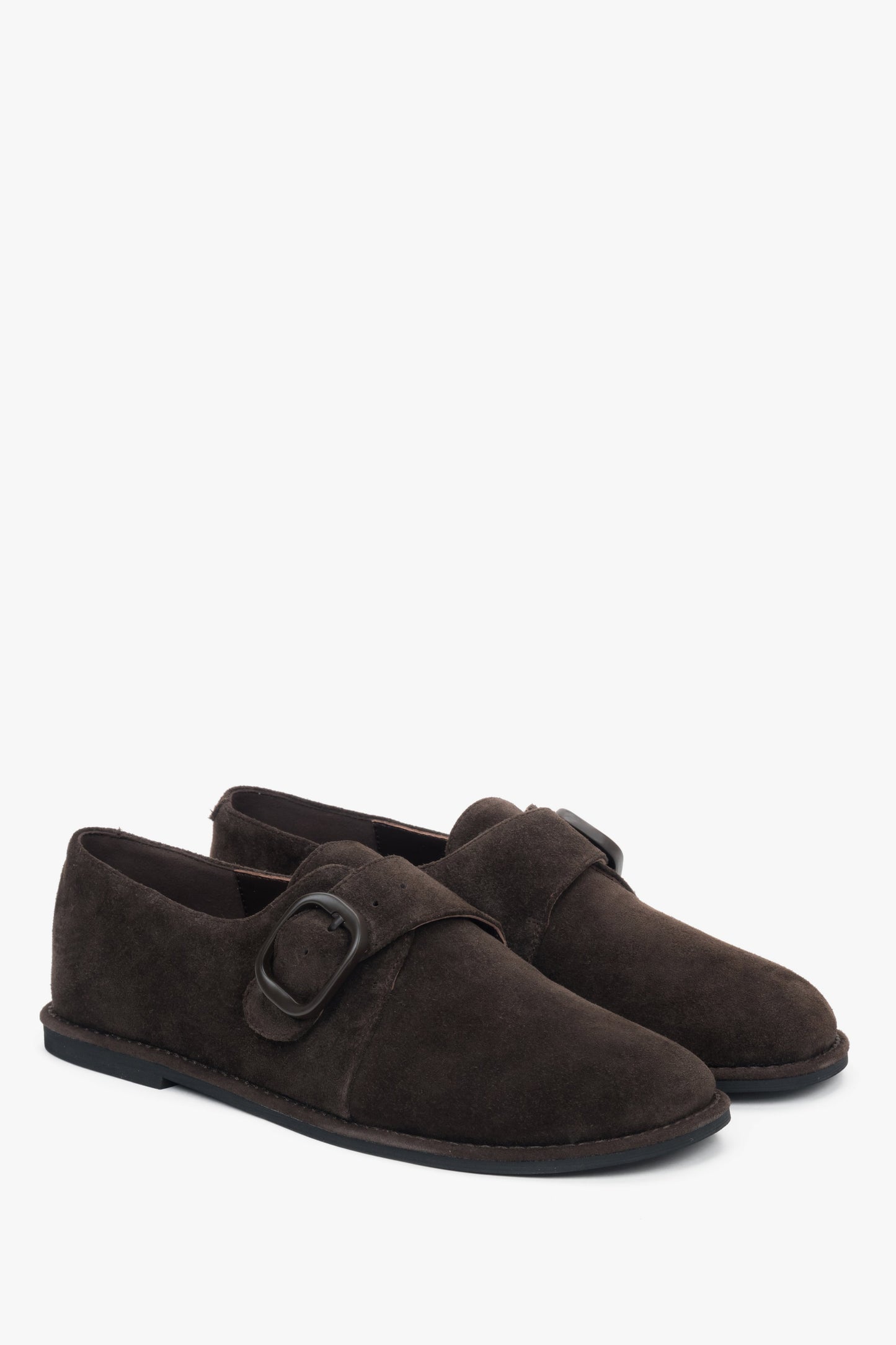 Seitenansicht der dunkelbraunen Damen-Halbschuhe mit flacher Sohle.