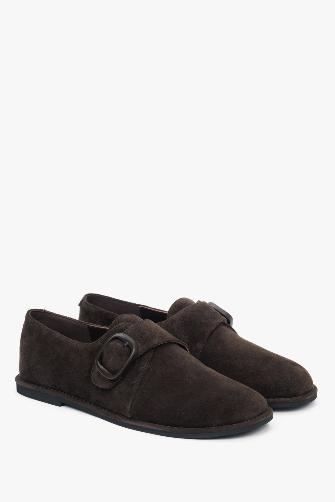 Seitenansicht der dunkelbraunen Damen-Halbschuhe mit flacher Sohle.