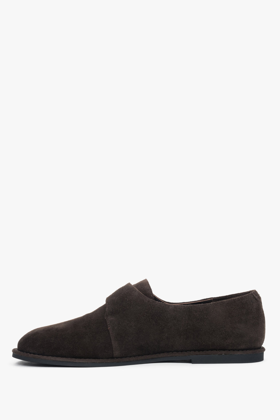 Dunkelbraune Halbschuhe für Damen aus weichem Velours mit dekorativen Nähten.