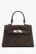 Frontansicht der dunkelbraunen Damen-Henkeltasche aus Veloursleder