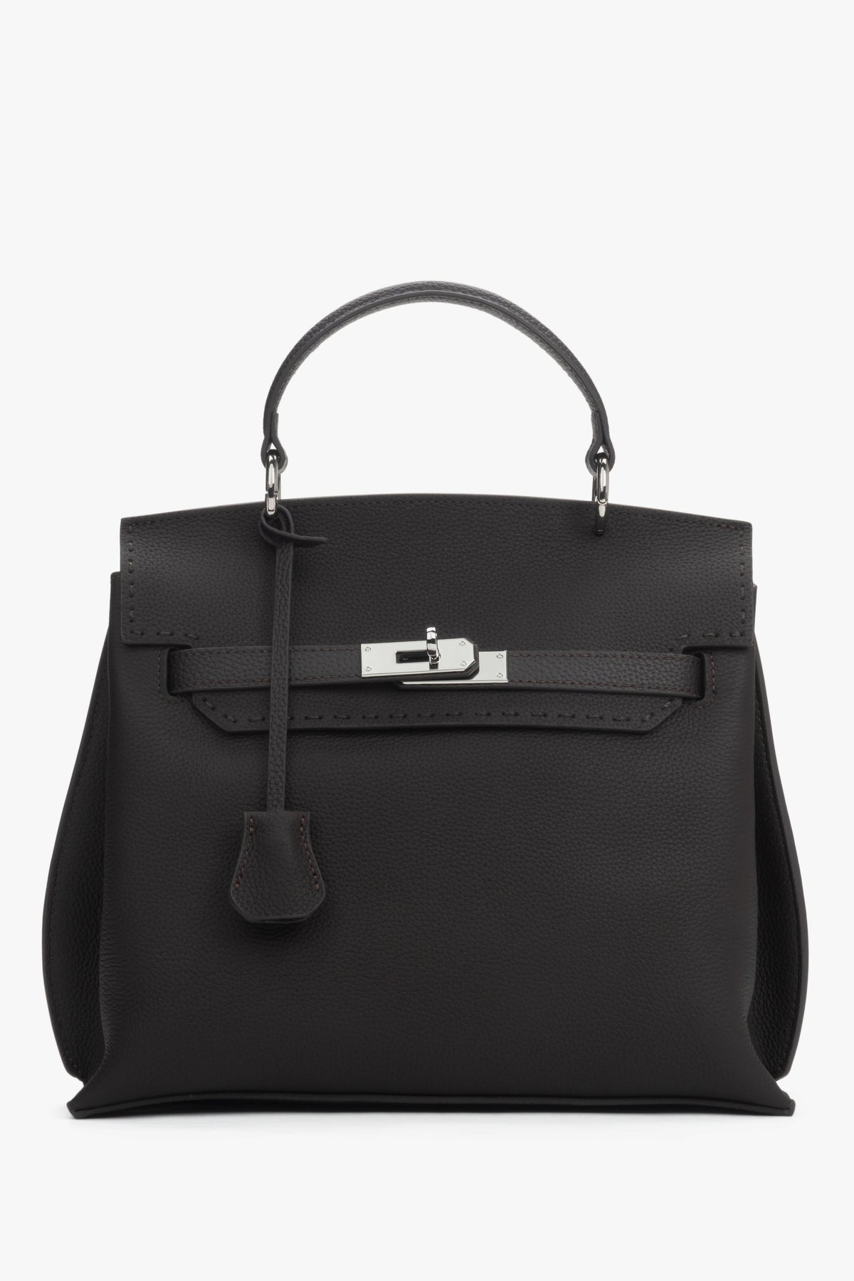 Frontansicht der dunkelbraunen Damen Henkeltasche aus Leder mit silbernem Verschluss.