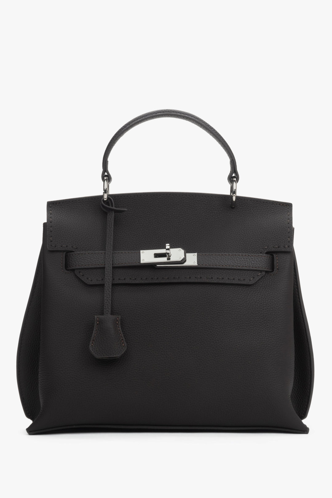 Frontansicht der dunkelbraunen Damen Henkeltasche aus Leder mit silbernem Verschluss.