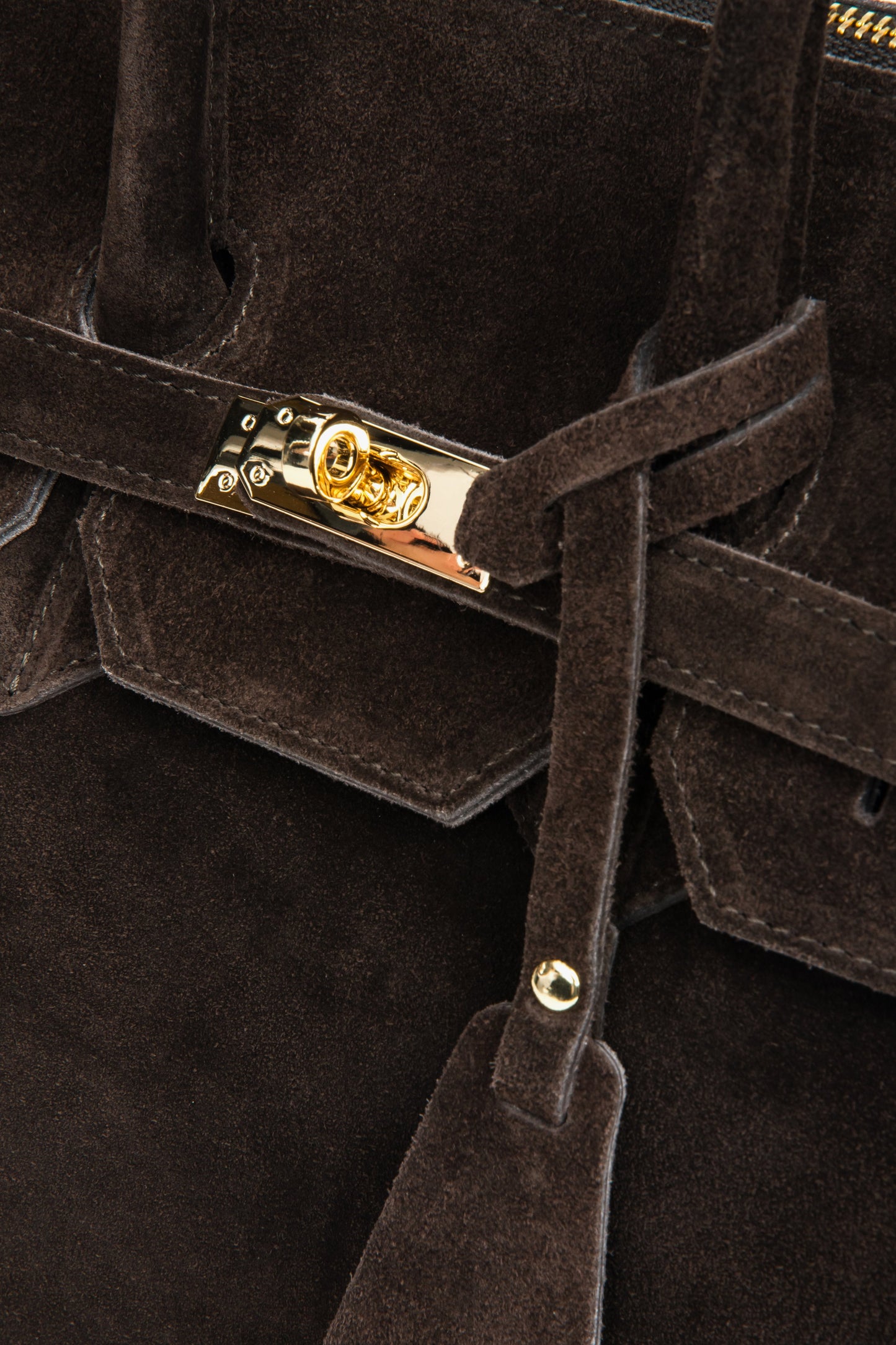 Nahaufnahme des edlen vorderen Verschlusses mit goldfarbenen Details und Leder-Pendant