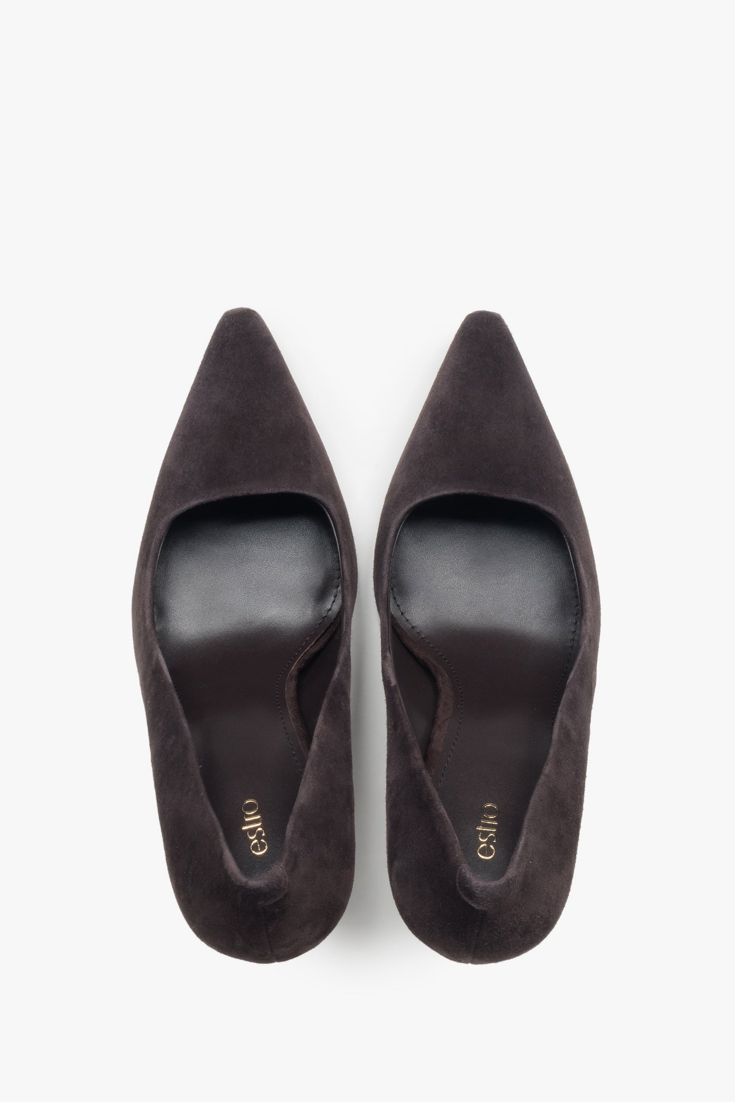 Detailansicht der spitzen Zehenpartie an dunkelbraunen Estro High Heels.