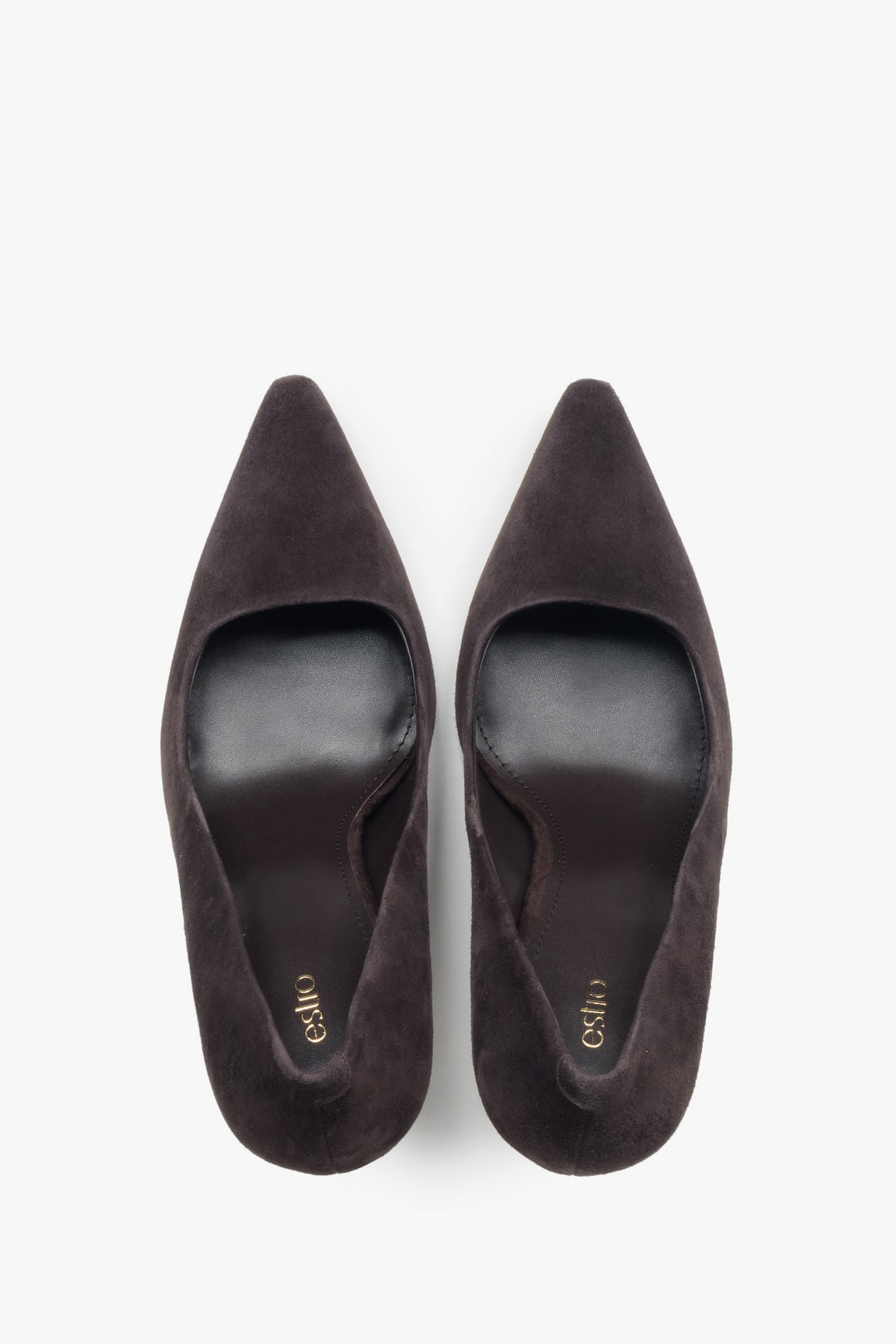 Detailansicht der spitzen Zehenpartie an dunkelbraunen Estro High Heels.