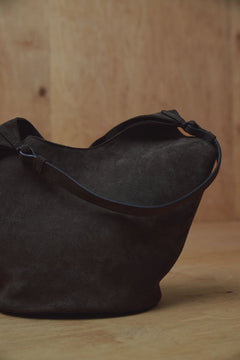 Nahaufnahme des Premium-Velours und der geschmeidigen Form der Tasche