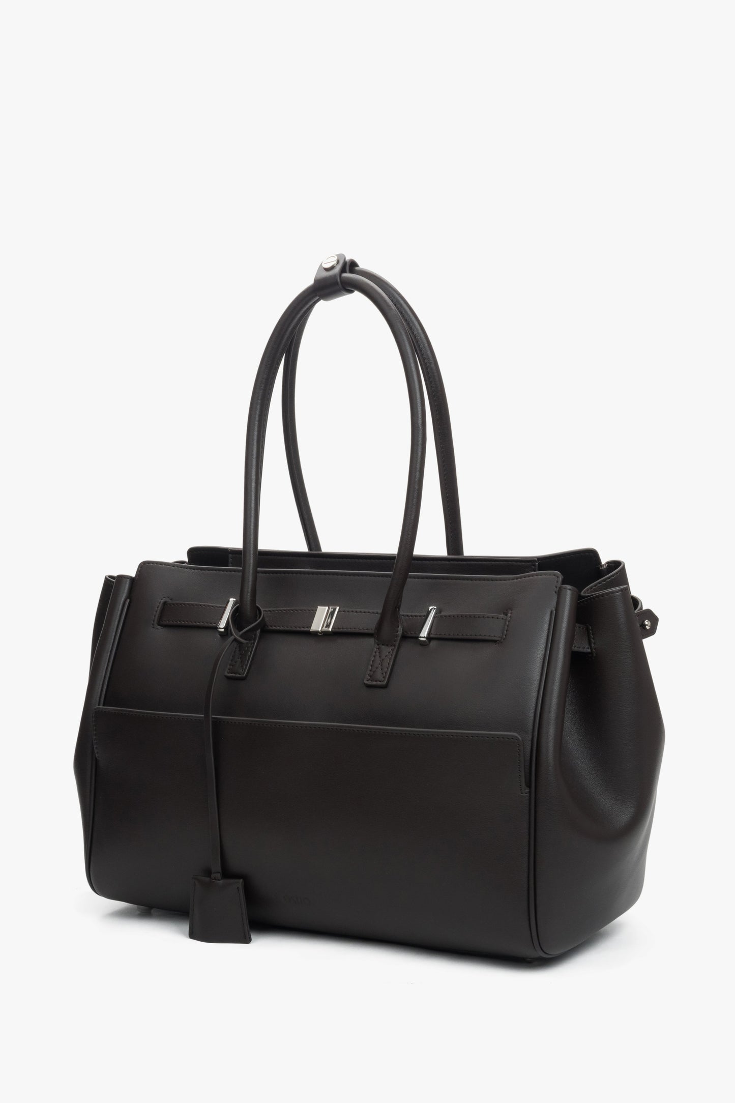 Schräge Ansicht der eleganten dunkelbraunen Satchel-Tasche mit silberfarbenen Beschlägen.