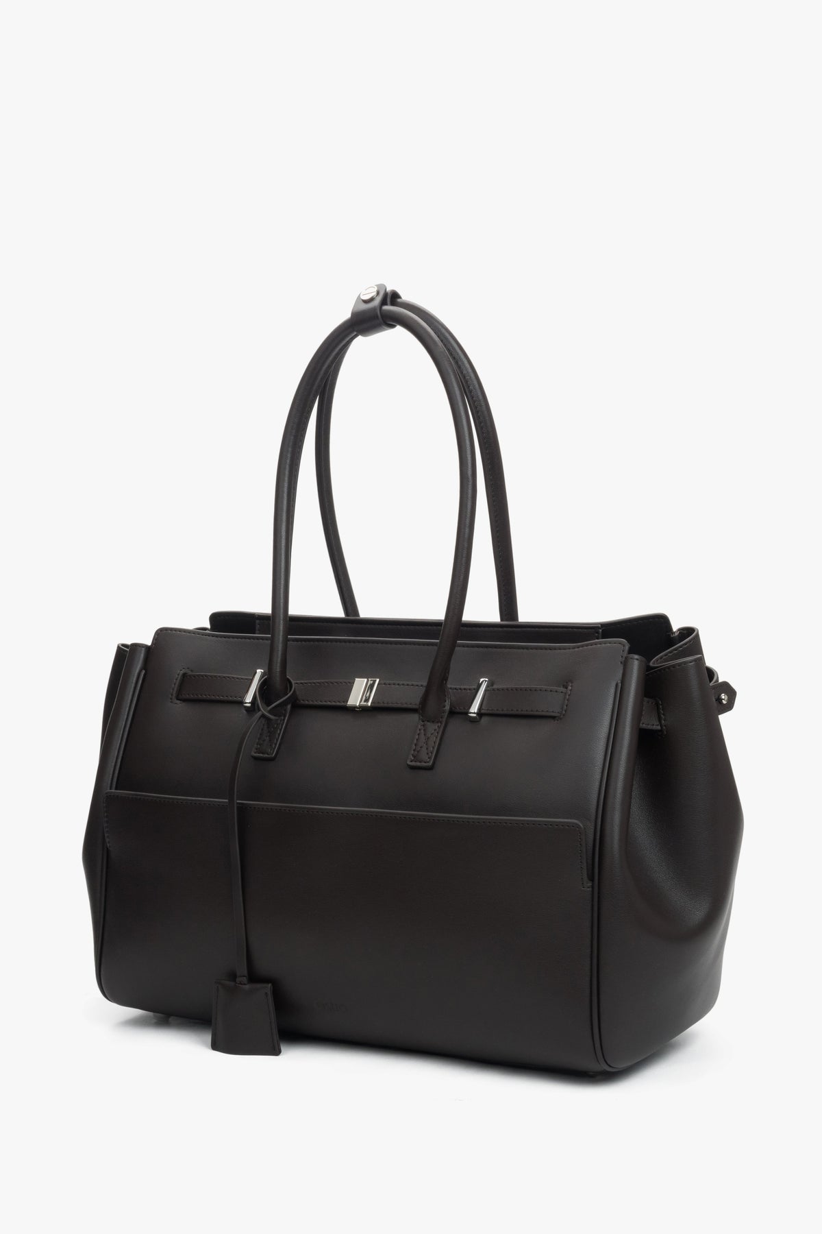 Schräge Ansicht der eleganten dunkelbraunen Satchel-Tasche mit silberfarbenen Beschlägen.