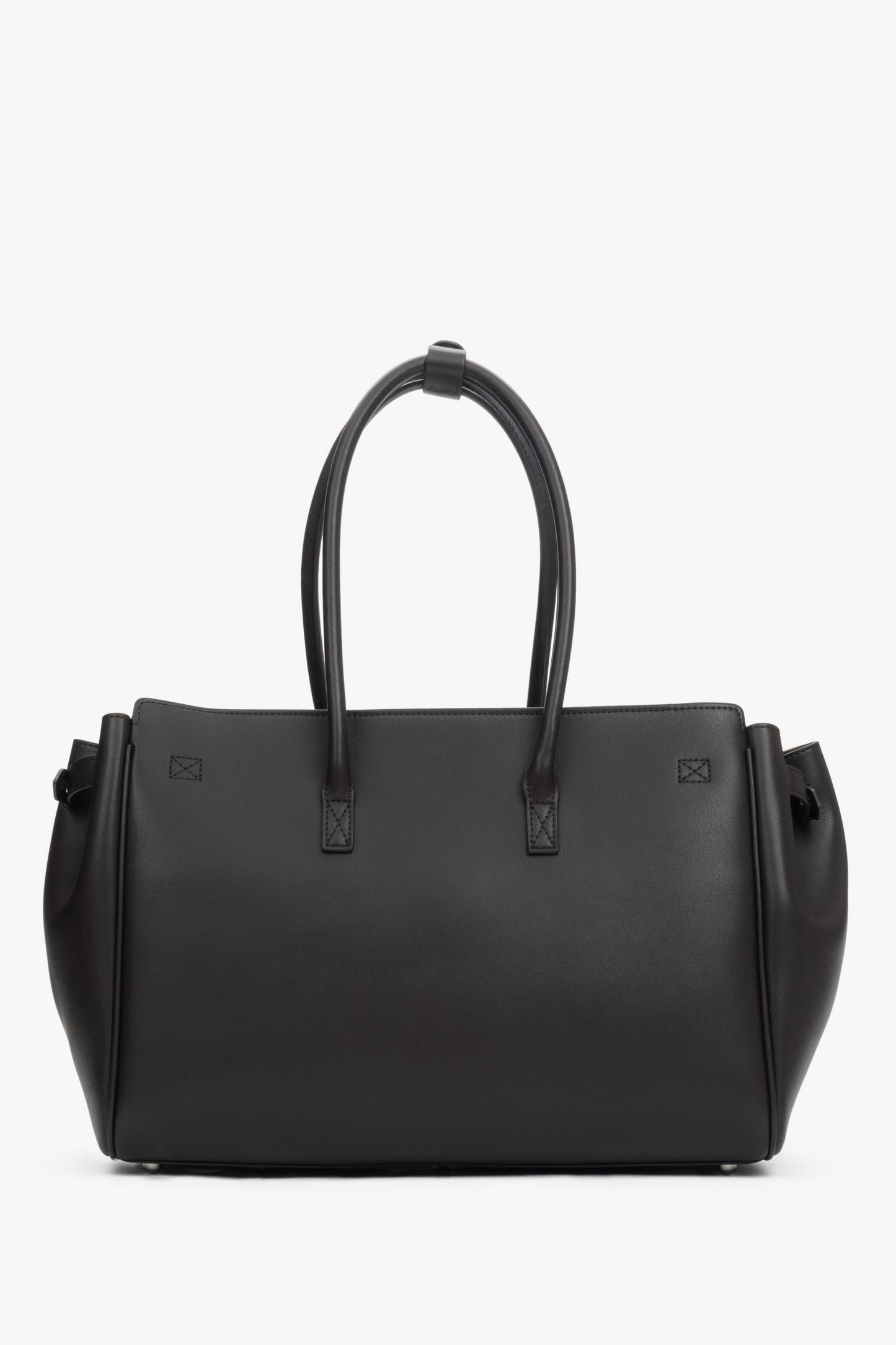 Rückansicht der geräumigen, dunkelbraunen Leder-Henkeltasche von Estro.