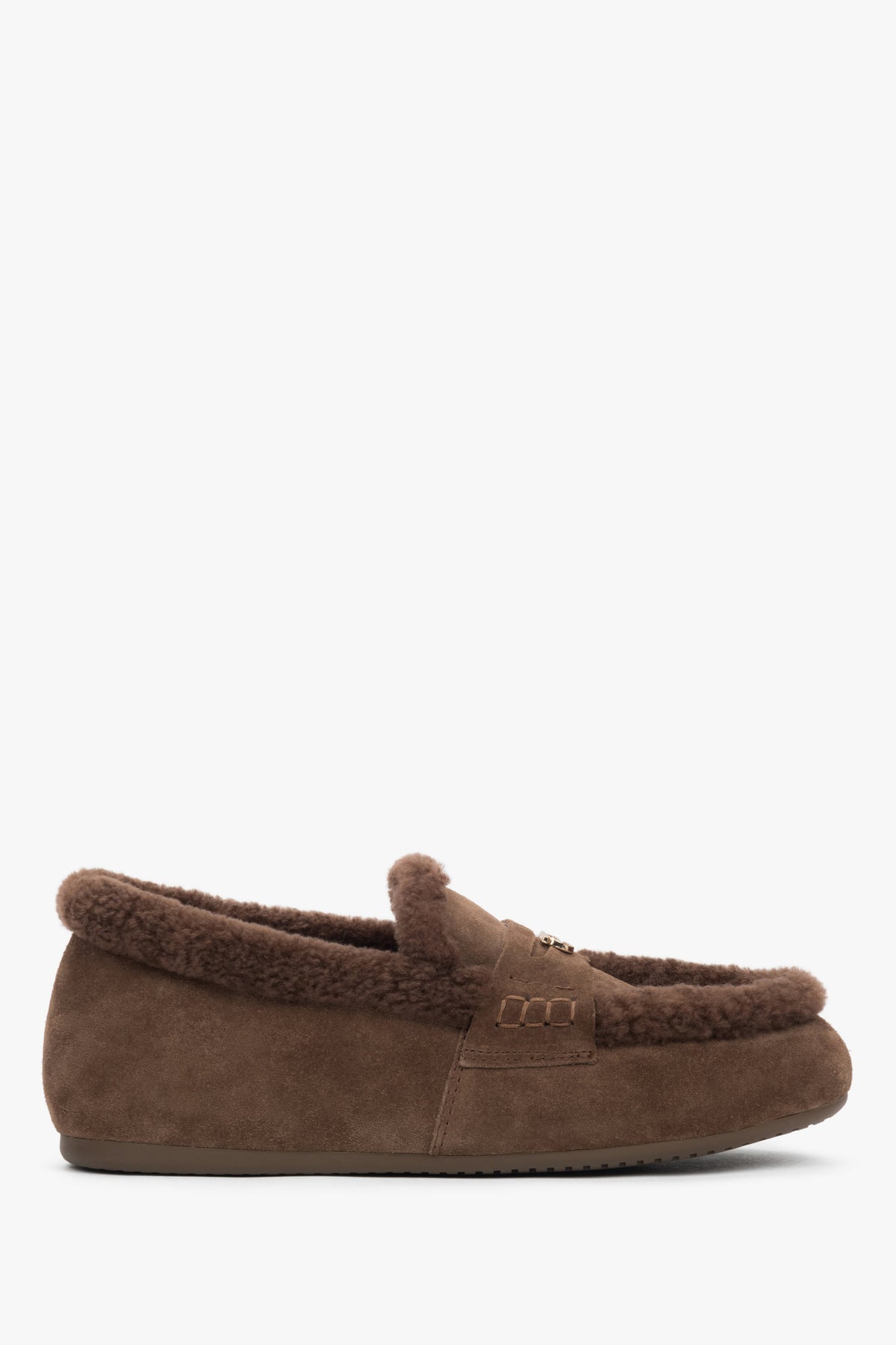 Flaches Seitenprofil der dunkelbraunen Damen-Loafer mit weichem Fellfutter
