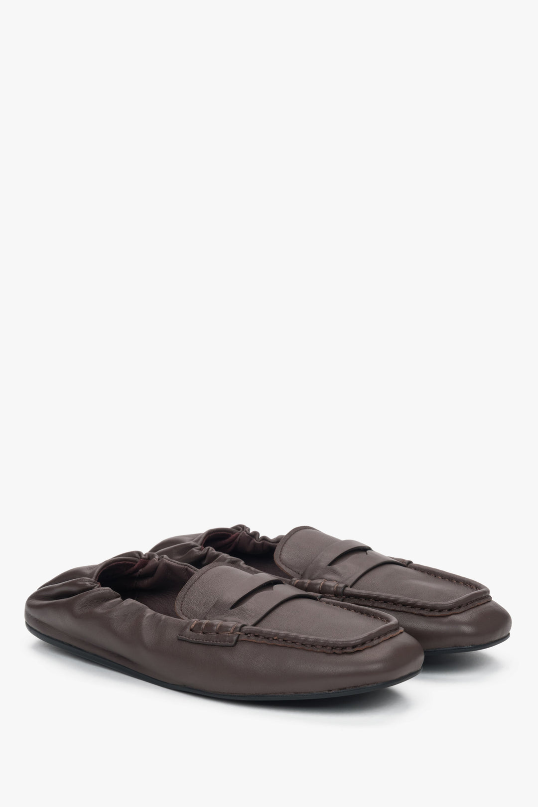 Detailansicht der hochwertigen dunkelbraunen Slipper mit weicher Ferse. 