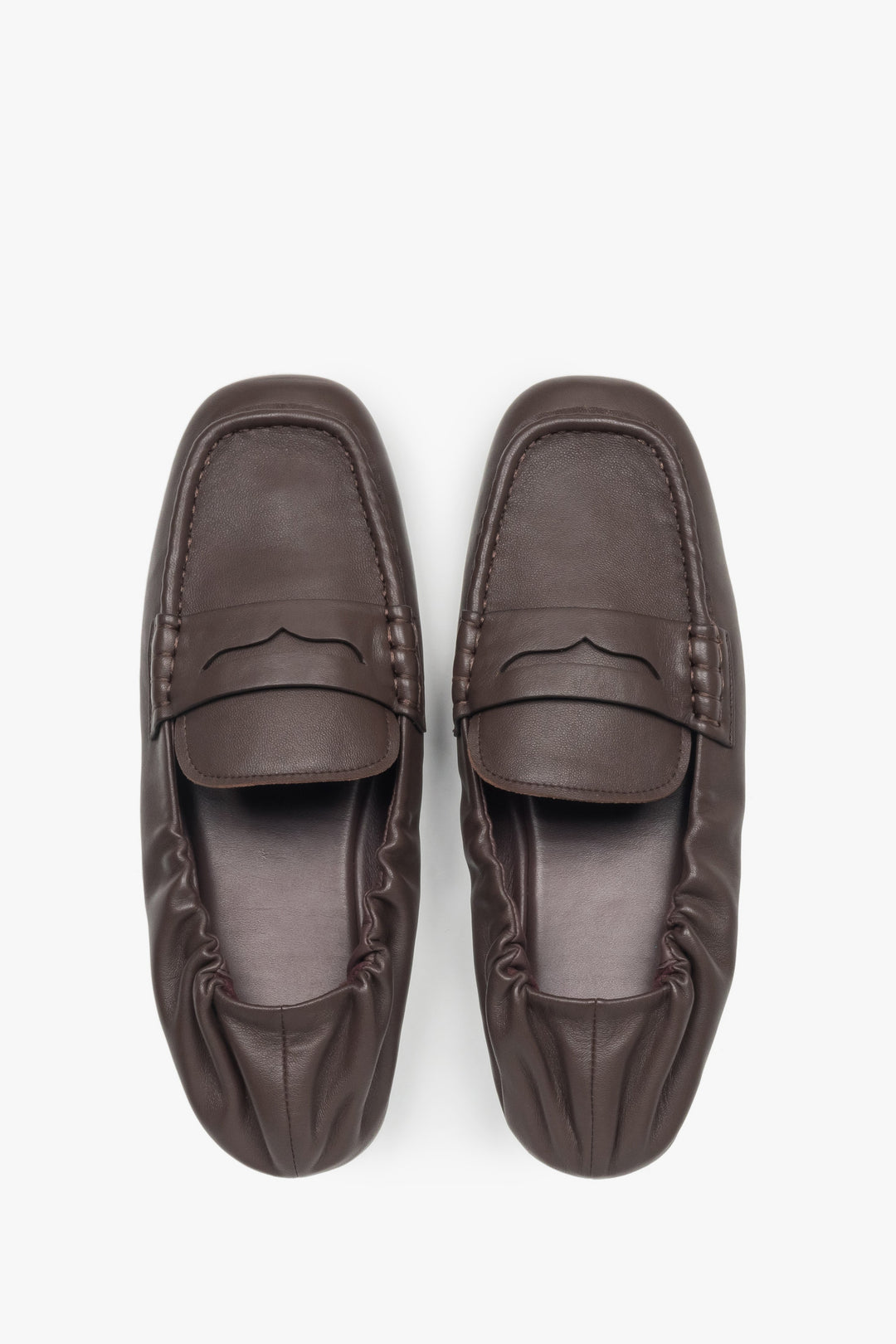 Flexible Damen-Halbschuhe in Dunkelbraun aus weichem Material.