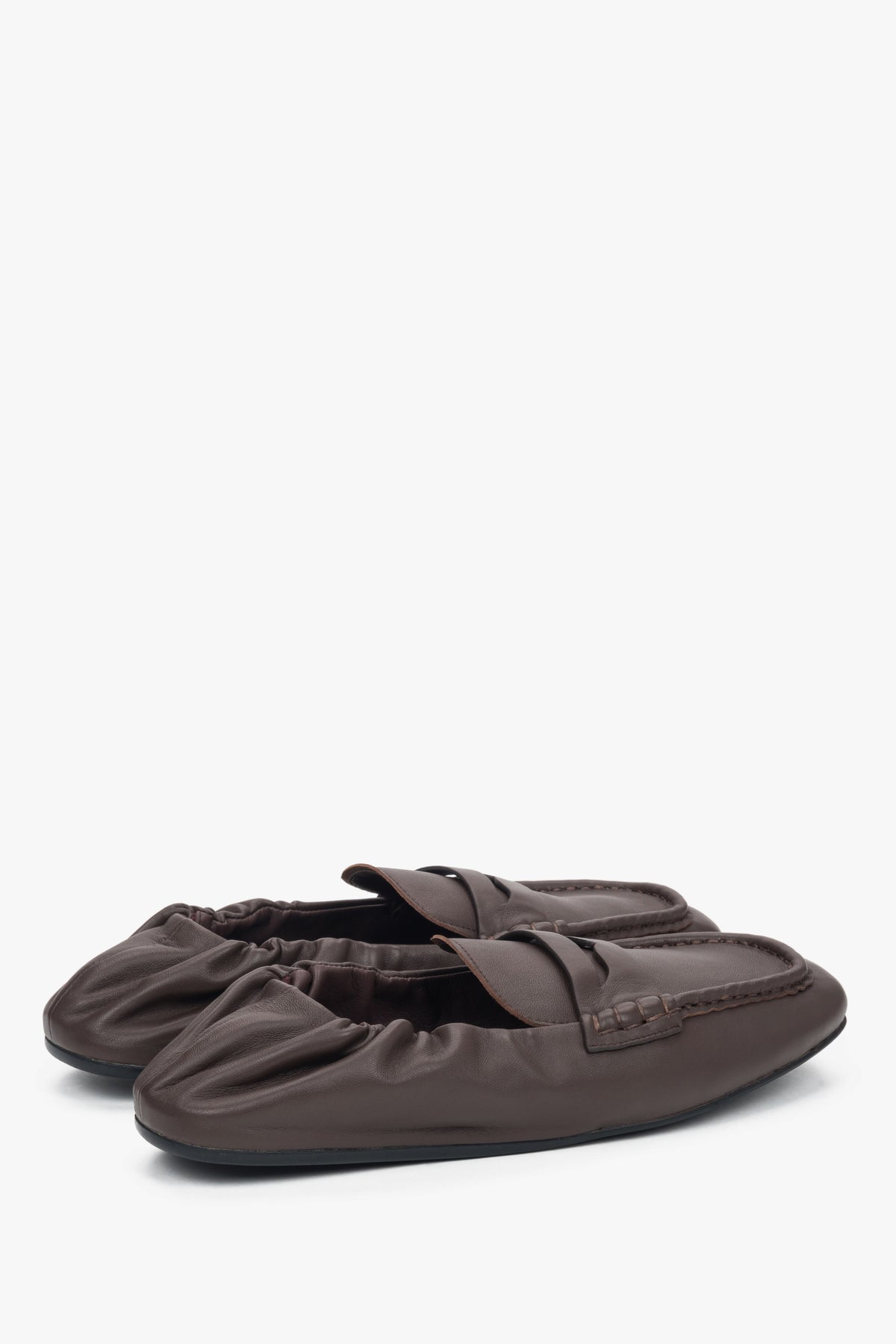 Bequeme dunkelbraune Slipper für Damen – ideal für Freizeit und Büro. 