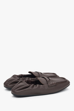Bequeme dunkelbraune Slipper für Damen – ideal für Freizeit und Büro. 