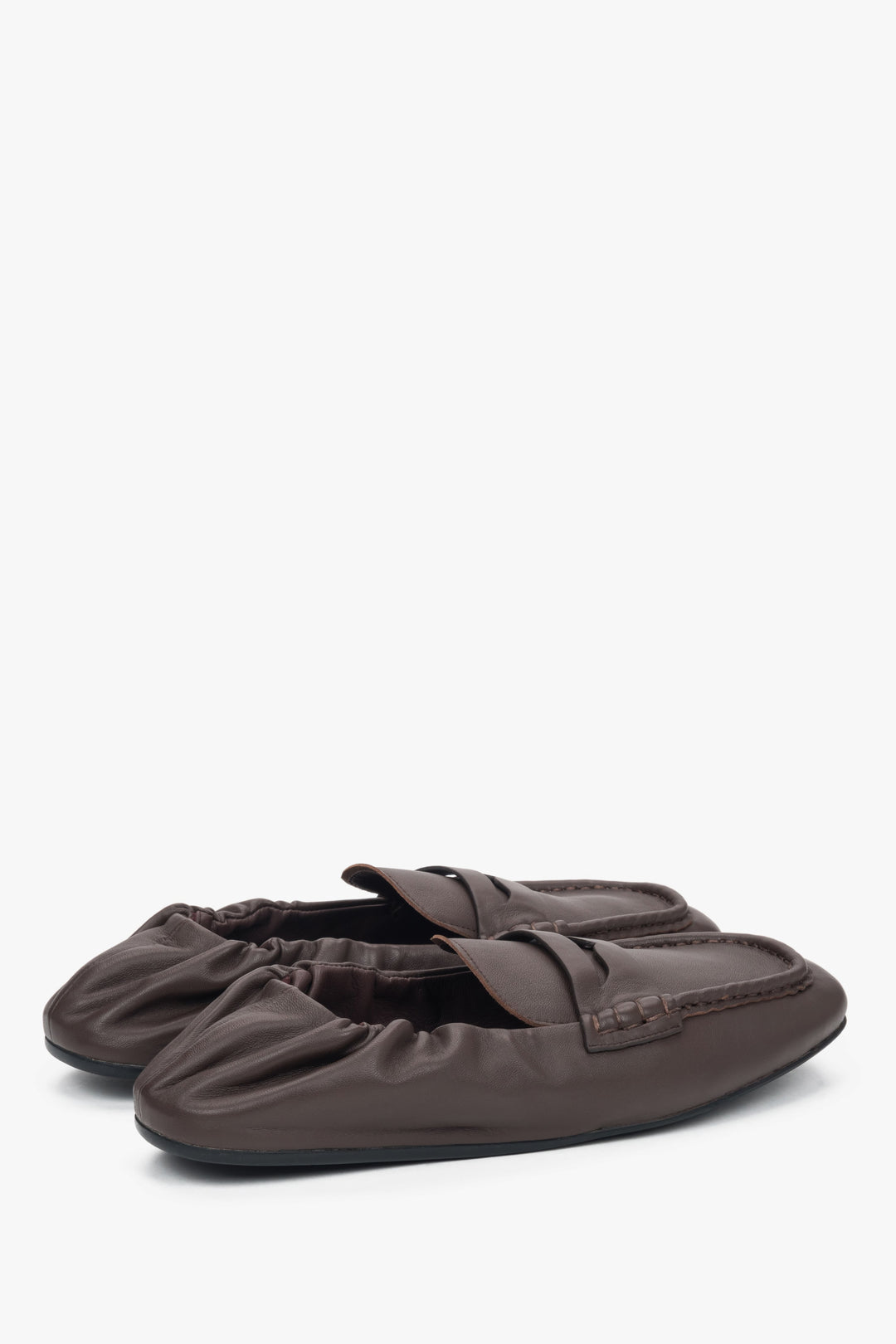 Bequeme dunkelbraune Slipper für Damen – ideal für Freizeit und Büro. 