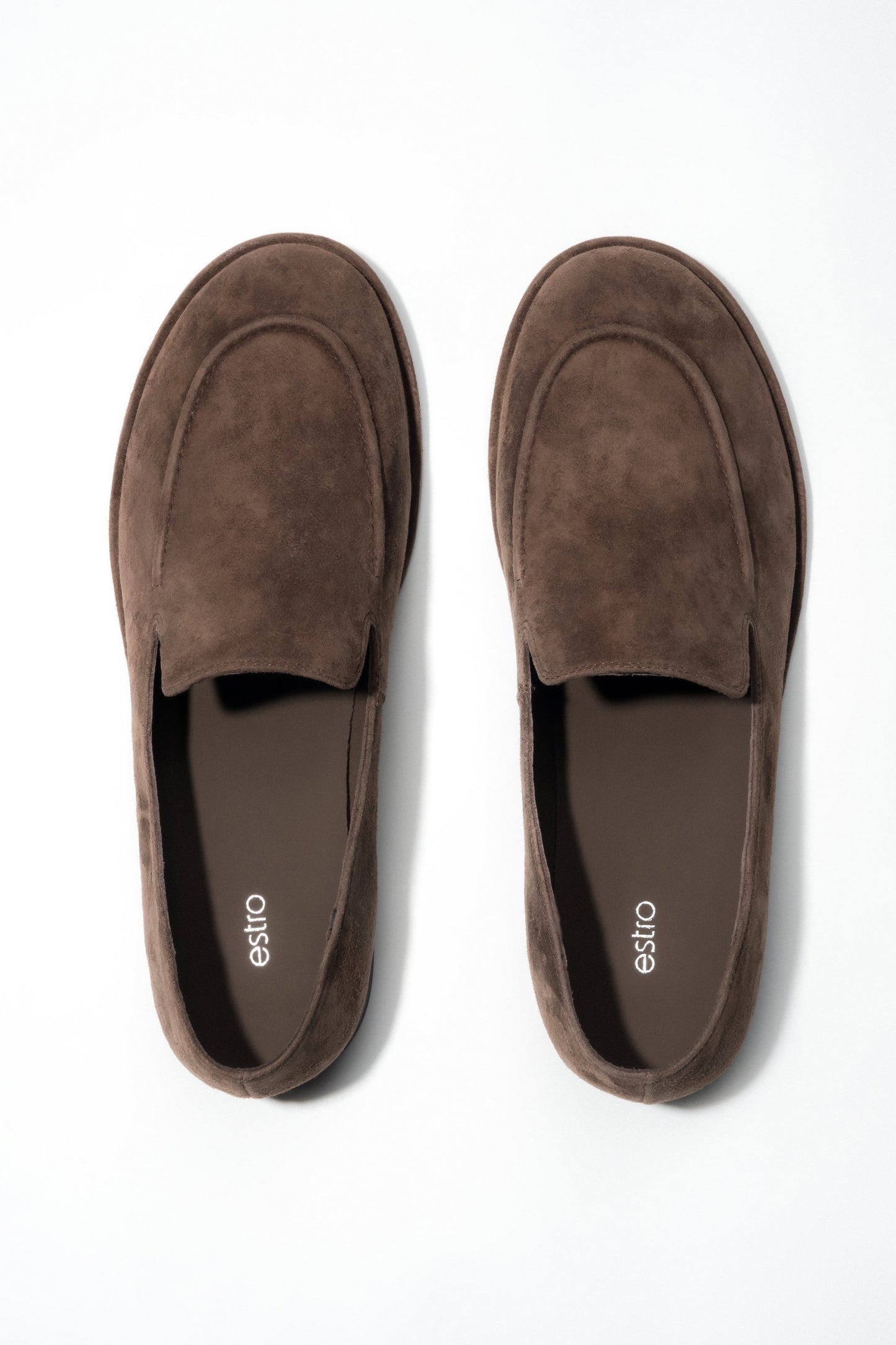 Draufsicht auf das Paar dunkelbrauner Damen-Loafer aus weichem Naturvelours.