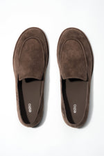 Draufsicht auf das Paar dunkelbrauner Damen-Loafer aus weichem Naturvelours.