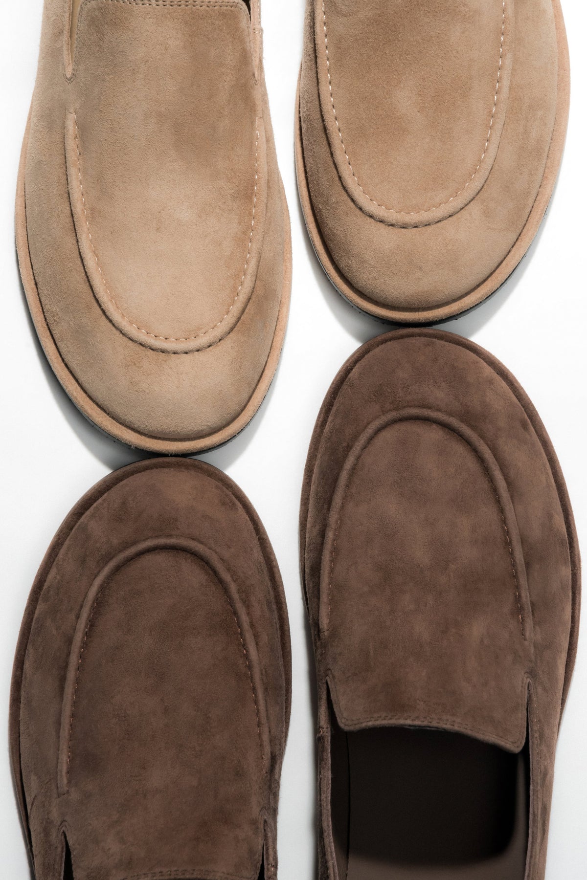 Kombination aus beigen und dunkelbraunen Damen-Loafern aus Naturvelours.